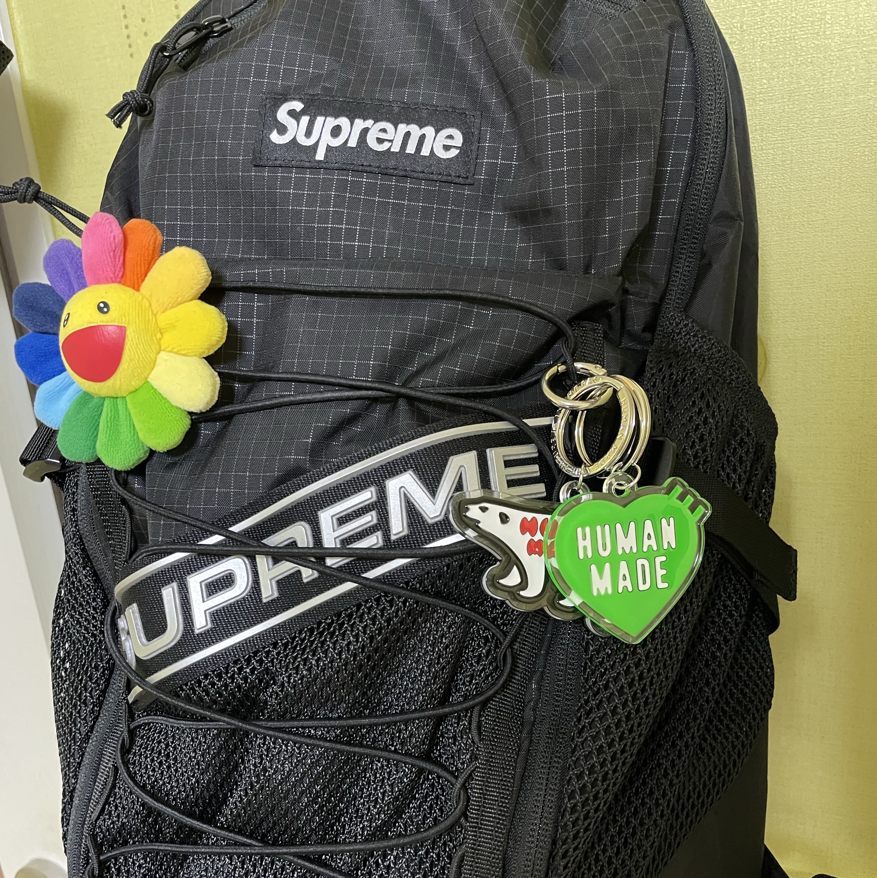 Supreme Backpack Black - 23FW, Human Made Acrylic Heart Keyring Green 착용 스타일