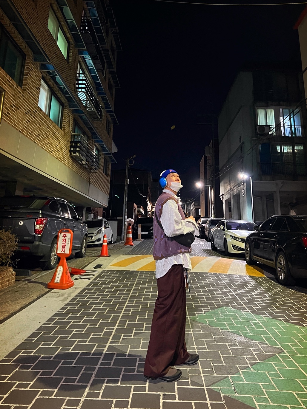 On Running x Post Archive Faction (Paf) Cloudventure Peak Cacao Espresso, Lemaire Small Croissant Bag Soft Grained Leather Dark Chocolate 착용 스타일 - 5