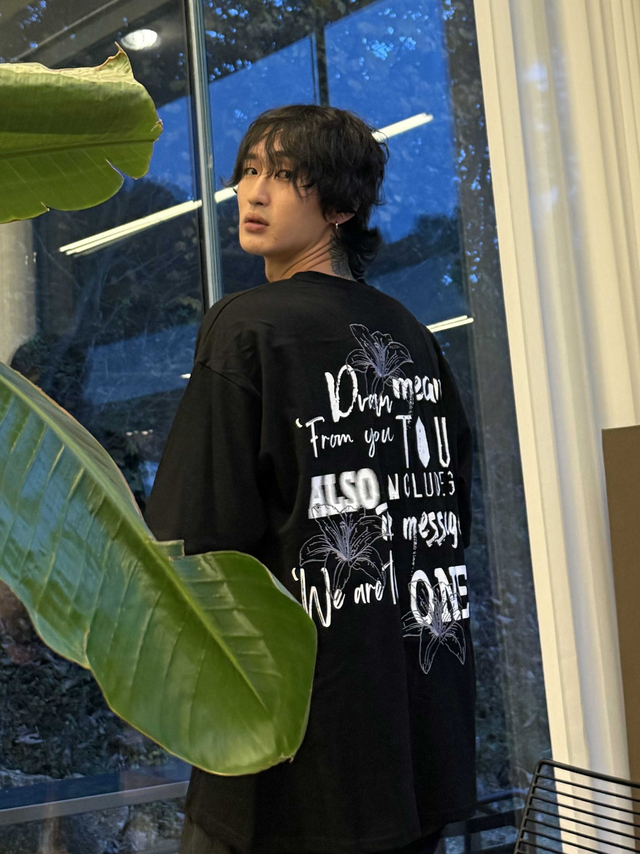 DVAN Means With Flower Emb Half Sleeve T-Shirt Black 착용 스타일 - 2