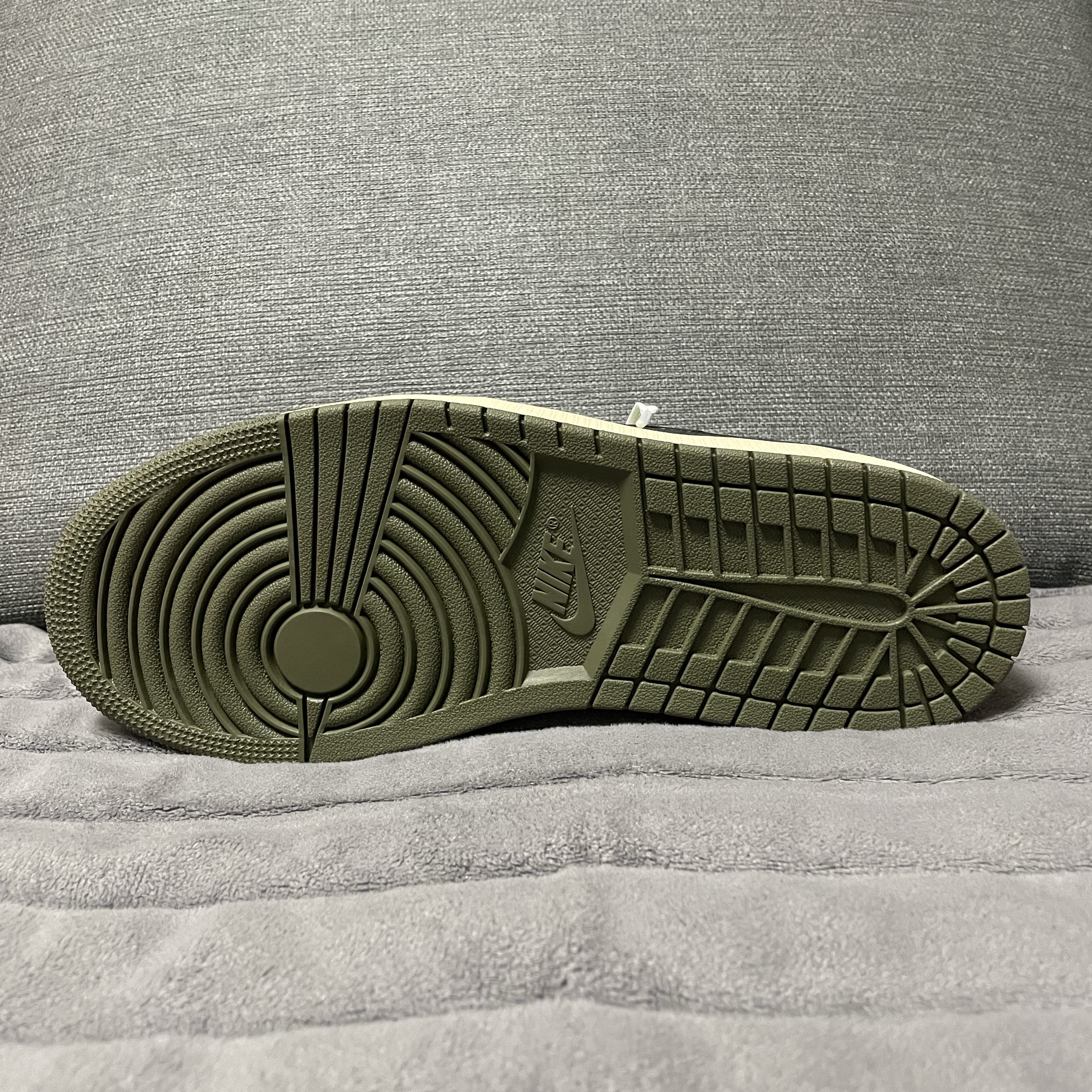 Jordan 1 x Travis Scott Retro Low OG SP Reverse Olive 착용 스타일 - 2