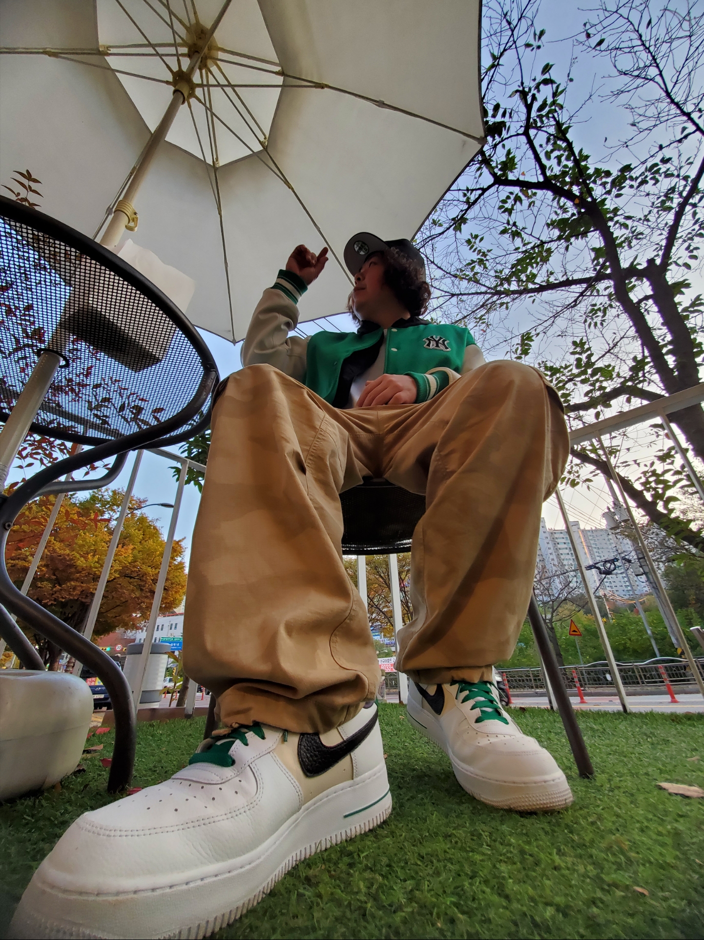Nike Air Force 1 '07 LV8 EMB White Malachite, Essentials x New Era E Trucker Cap Black 착용 스타일 - 3