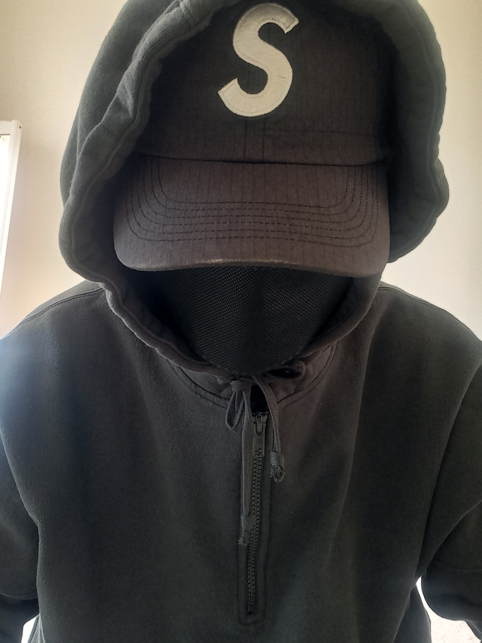 Supreme Cordura Ripstop S Logo 6-Panel Black - 23SS, Supreme Wrapped Half Zip Hooded Sweatshirt Washed Black - 24SS 착용 스타일 - 3