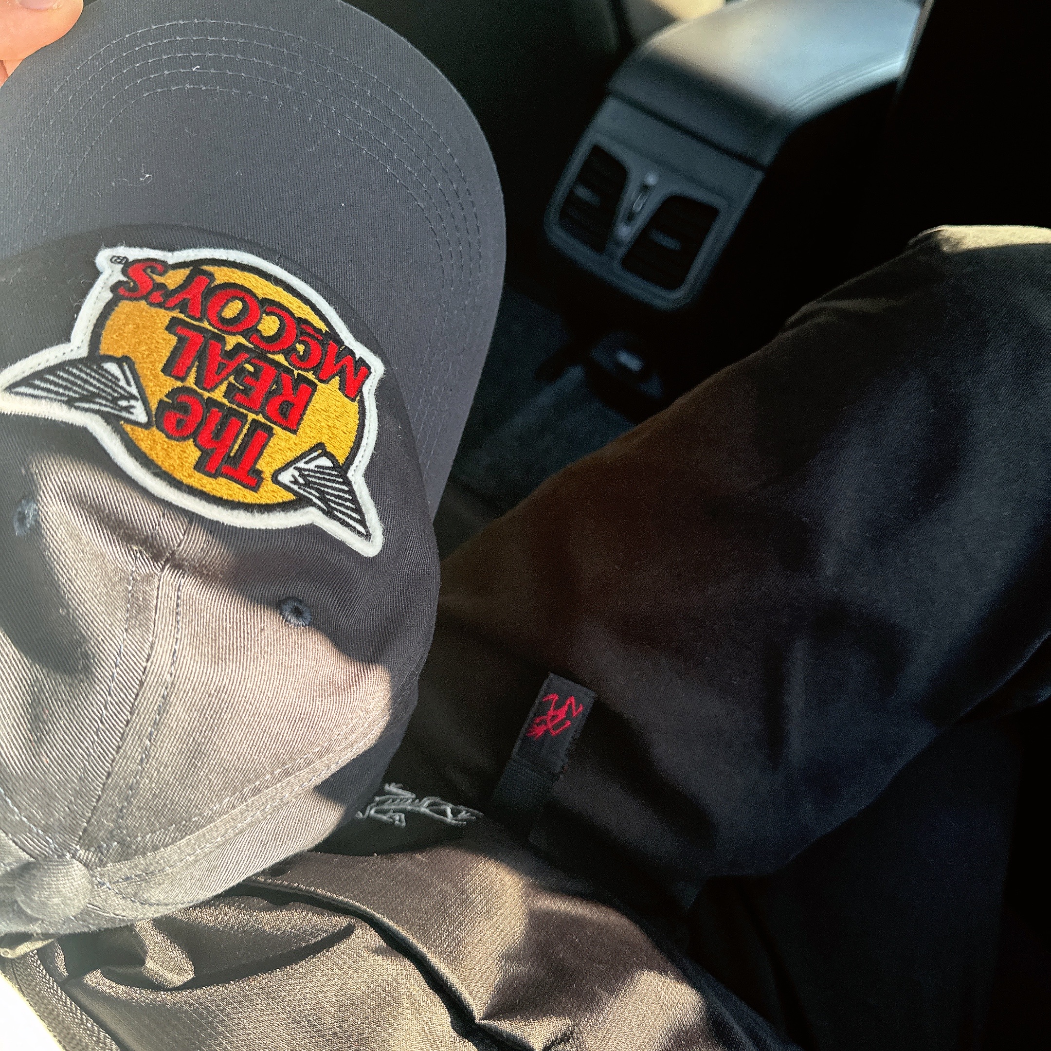 The Real McCoy's Logo Baseball Cap Navy, Arc'teryx Heliad 6 Crossbody Bag Black 착용 스타일