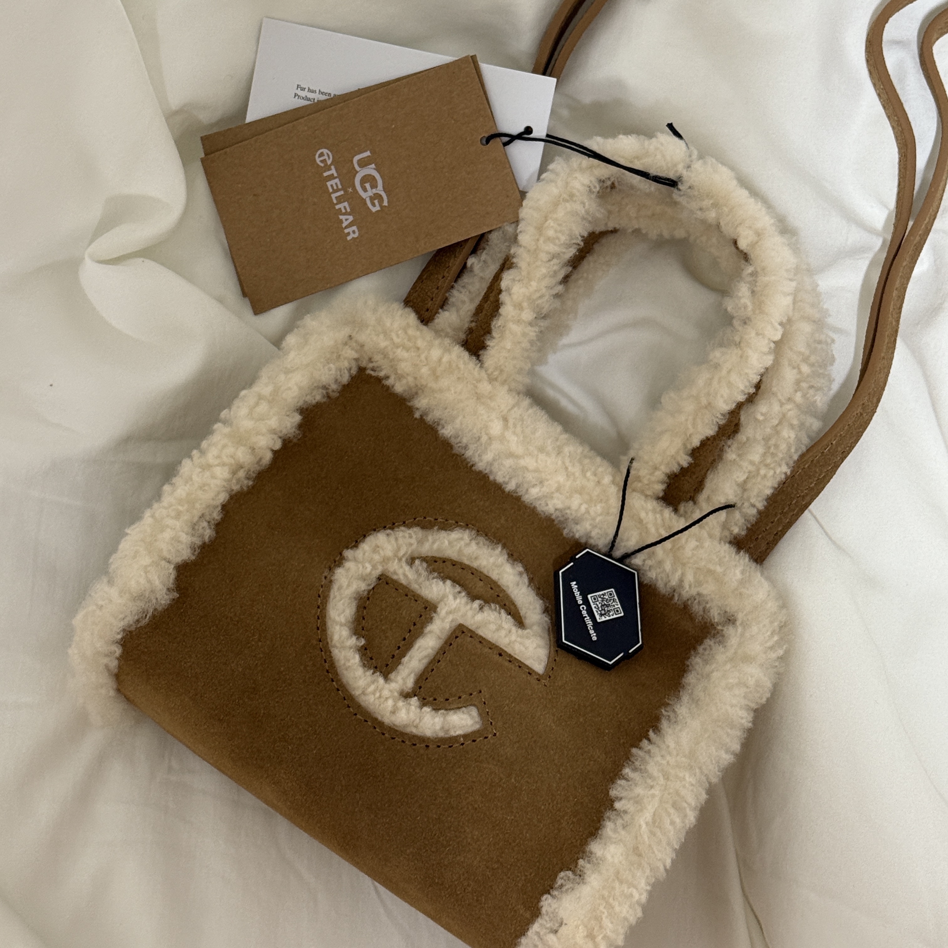 Telfar x UGG Small Shopping Bag Chestnut 착용 스타일