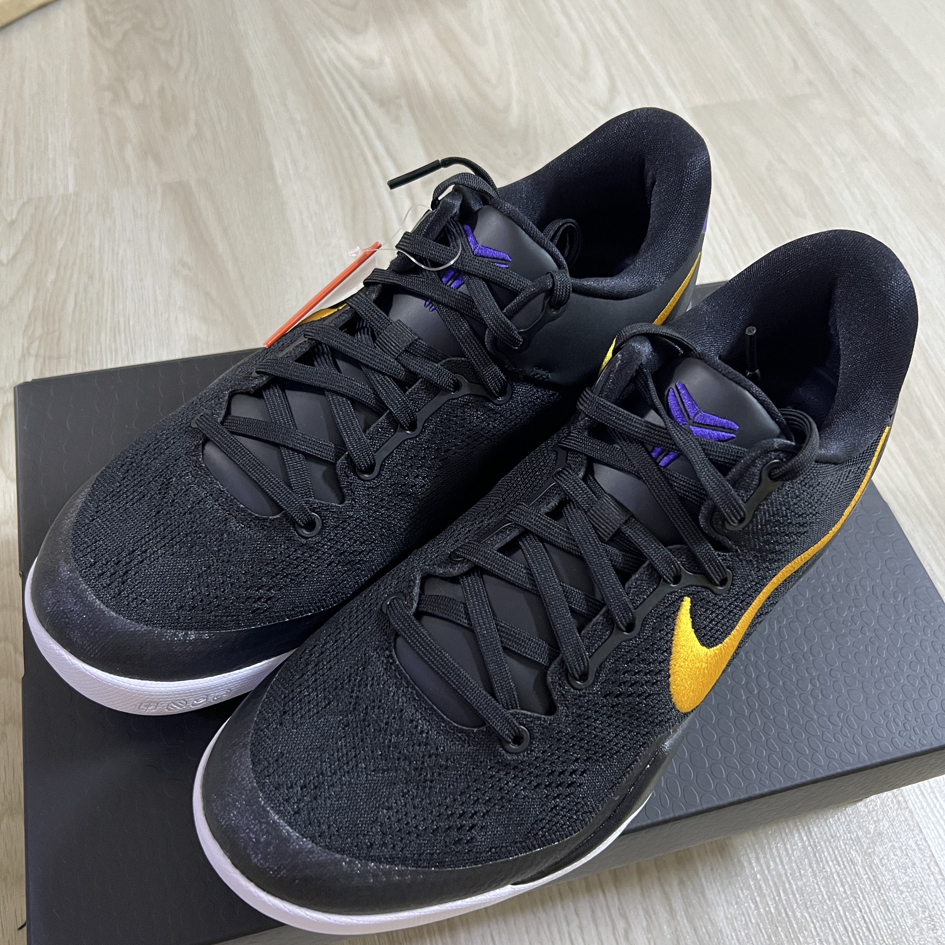 Nike Kobe 8 Protro Black and University Gold 착용 스타일