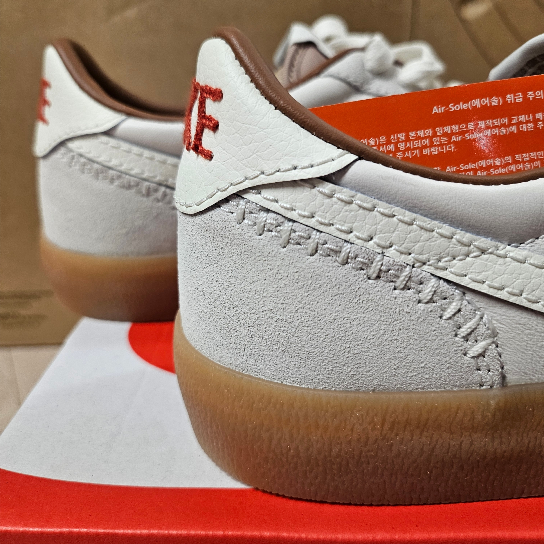 Nike Killshot 2 Leather Light Bone Gum Yellow 착용 스타일 - 3