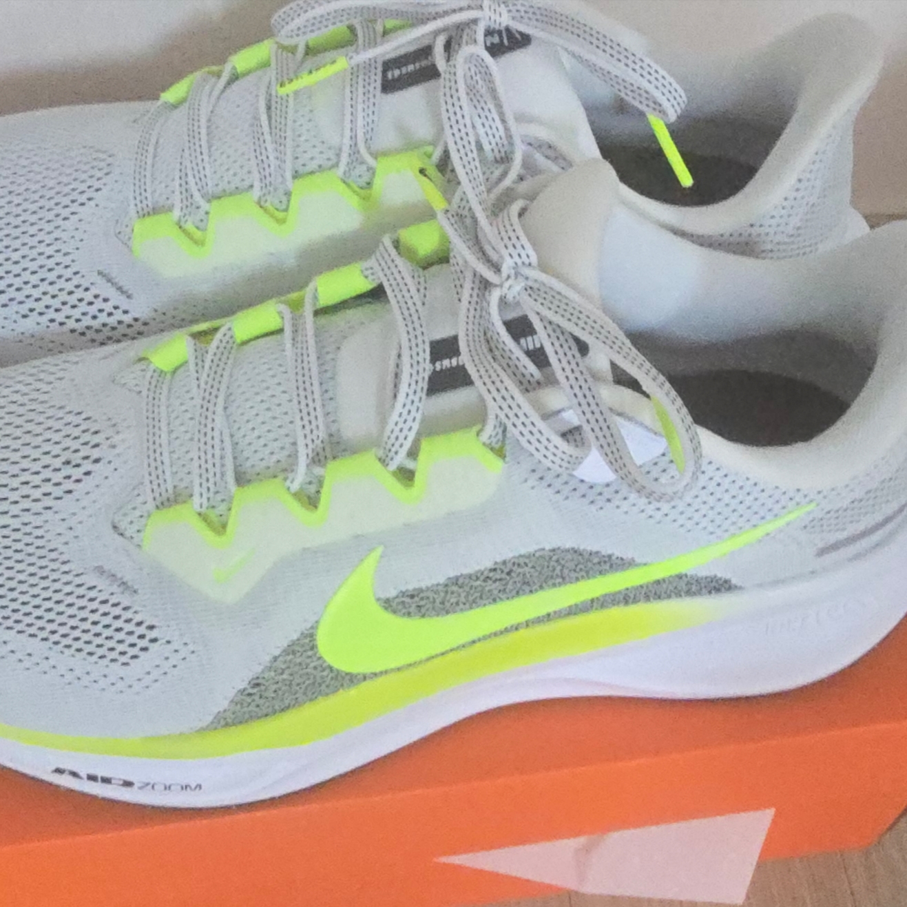Nike Air Zoom Pegasus 41 White Black Volt 착용 스타일