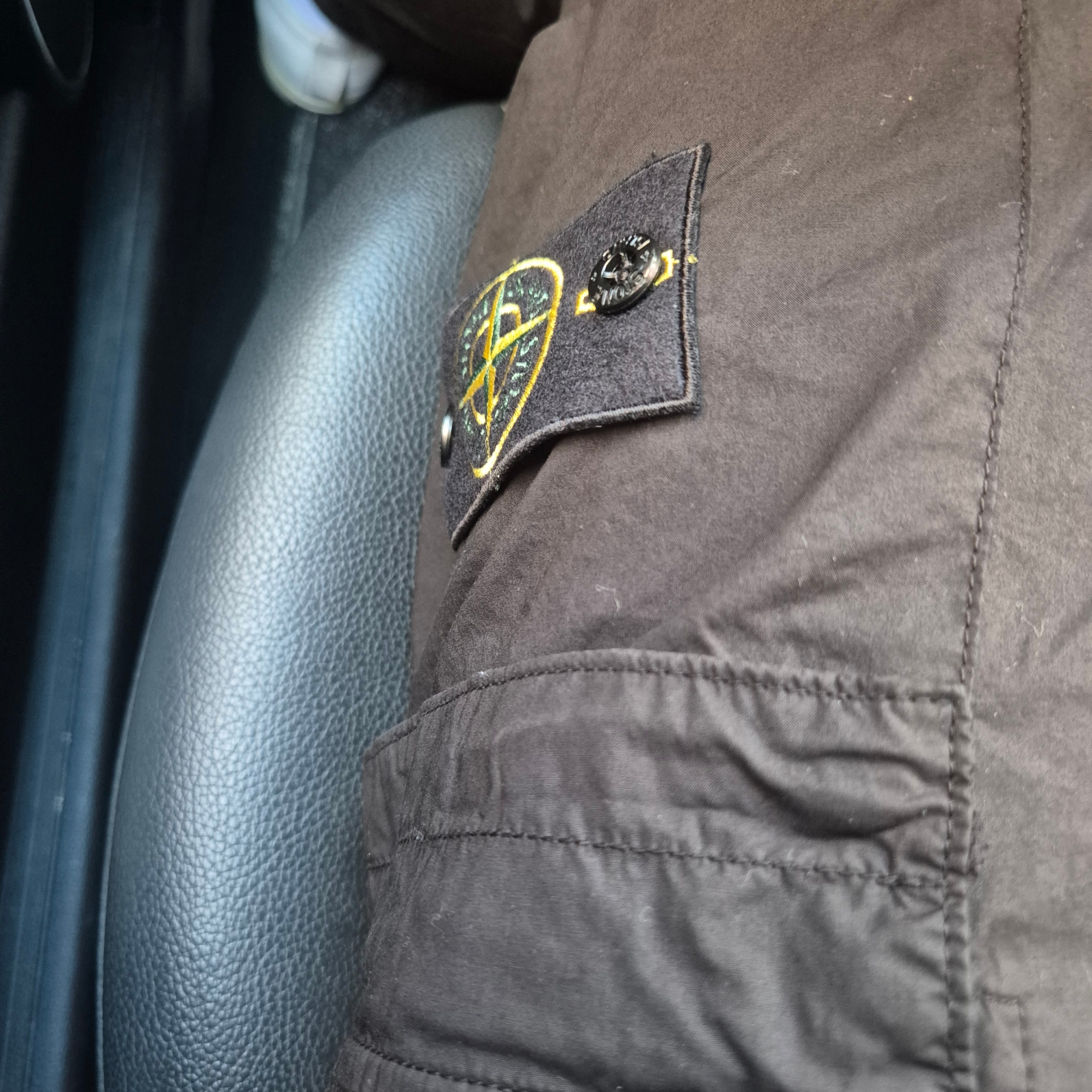 Stone Island 31303 Stretch Cotton Tela Paracadute Cargo Pants Black - 24SS 착용 스타일
