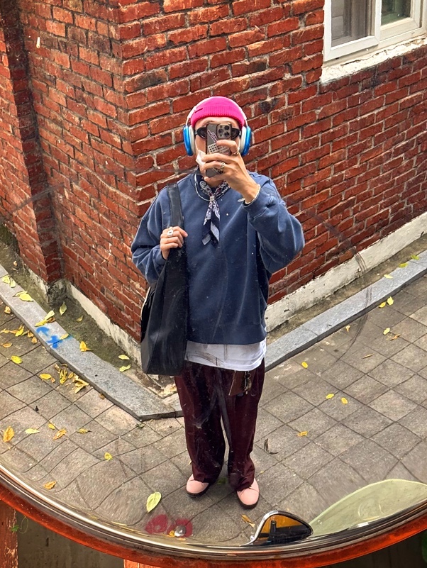 Adidas x Brain Dead Stan Smith Vapour Pink Core Black, Project G/R Mega Buckle Hobo Bag Black 착용 스타일