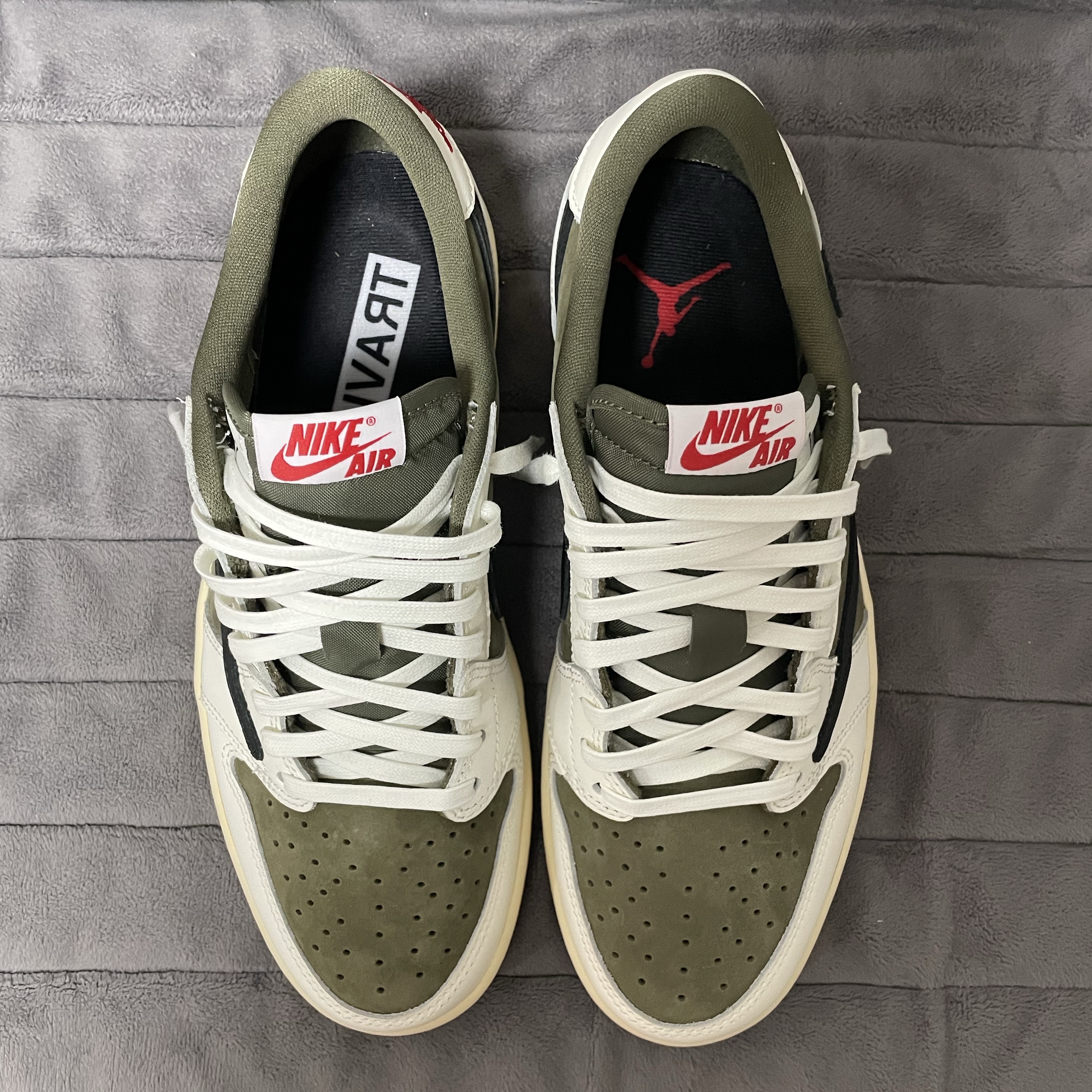 Jordan 1 x Travis Scott Retro Low OG SP Reverse Olive 착용 스타일 - 4