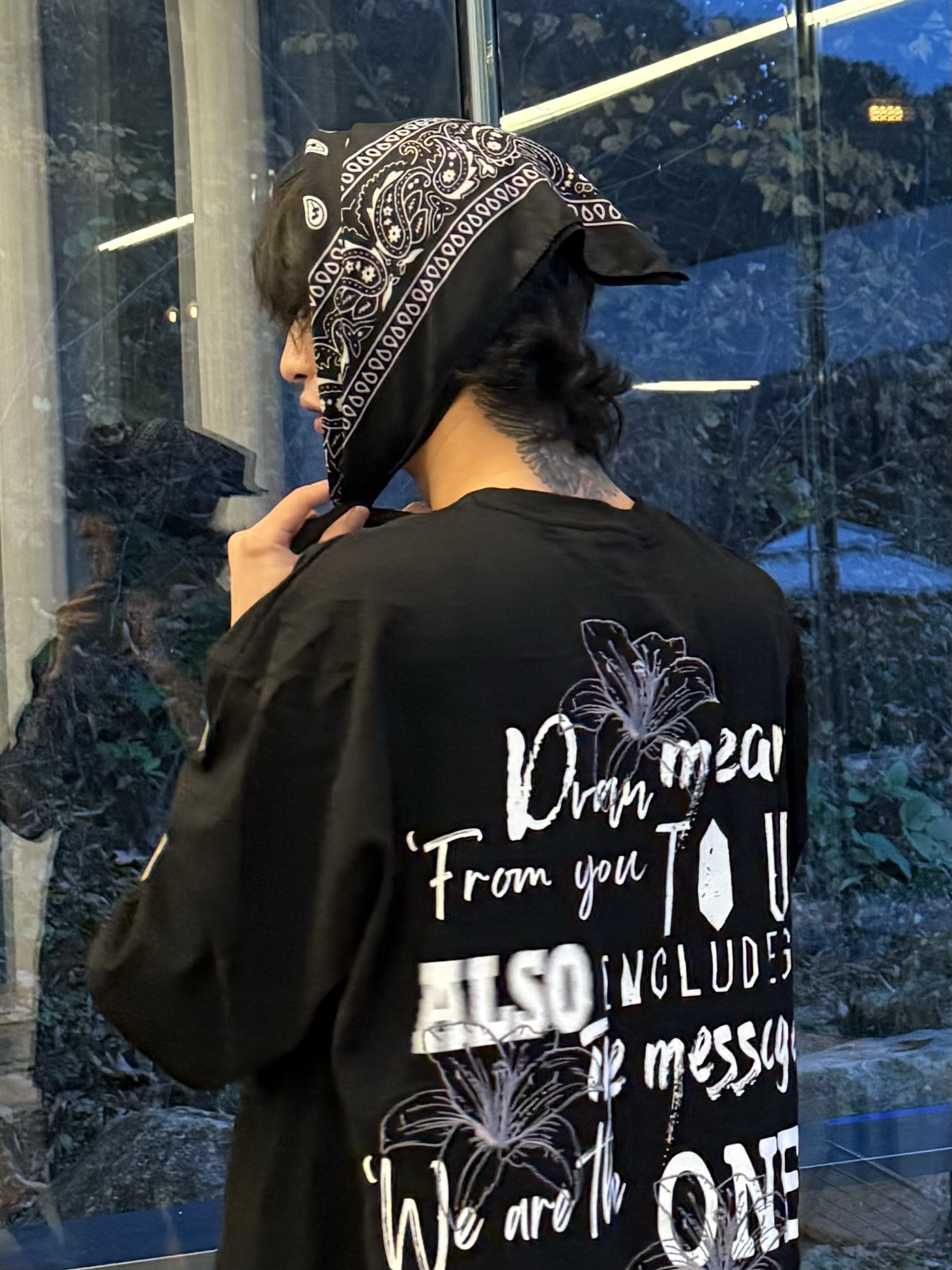 DVAN Means With Flower Emb Half Sleeve T-Shirt Black 착용 스타일 - 3