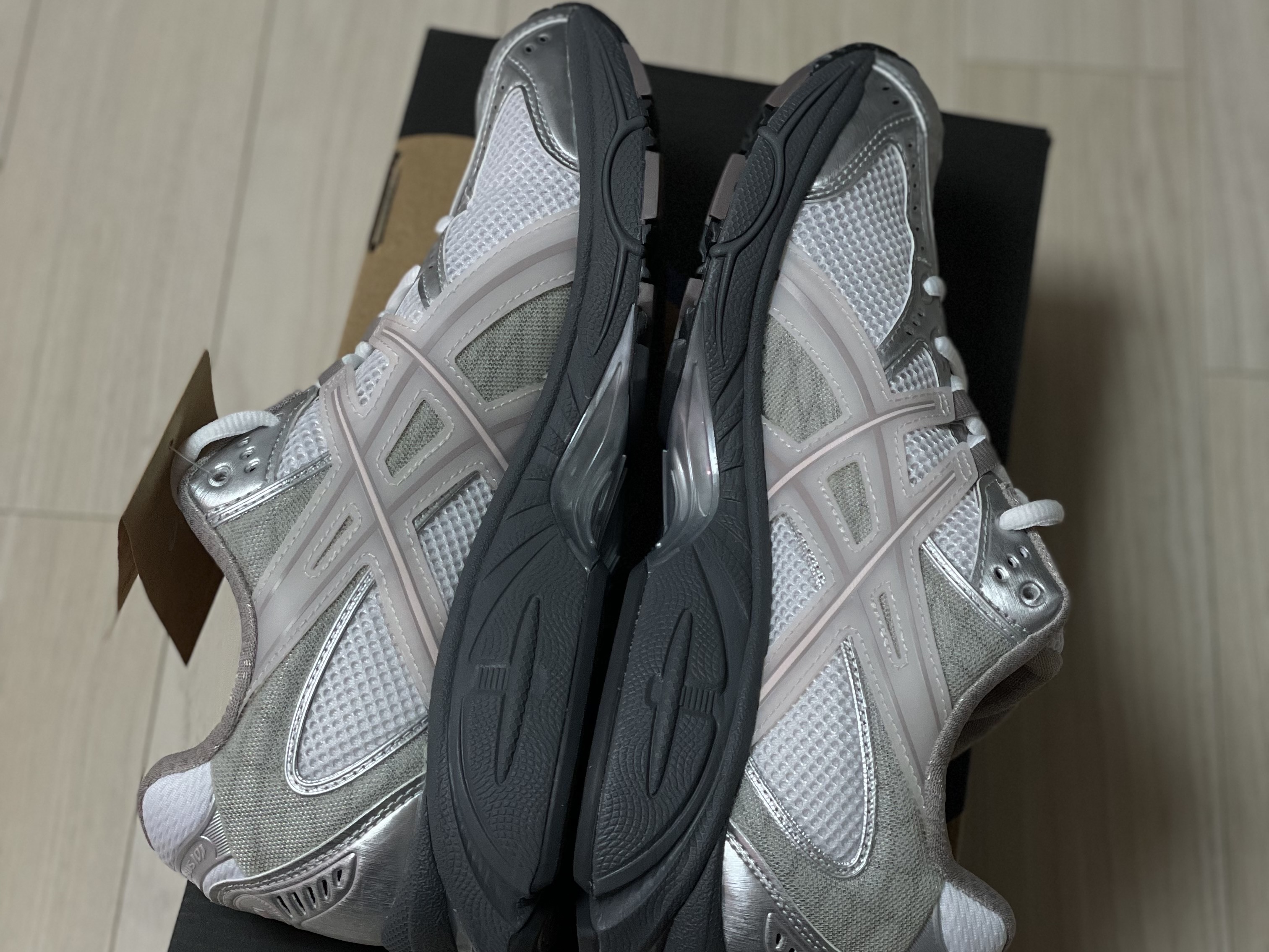 Asics x Ronnie Fieg Gel-Nimbus 10.1 White Morganite 착용 스타일 - 4