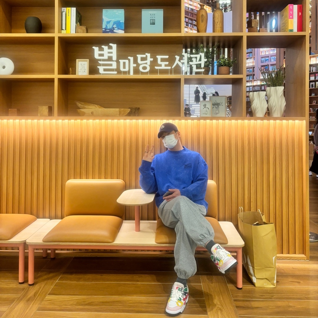 Nike x Stussy NRG Acid Washed Crewneck Game Royal (DR4024-480), Nike x Nigo Air Force 3 Low SP Blue Void and Tour Yellow 착용 스타일 - 2