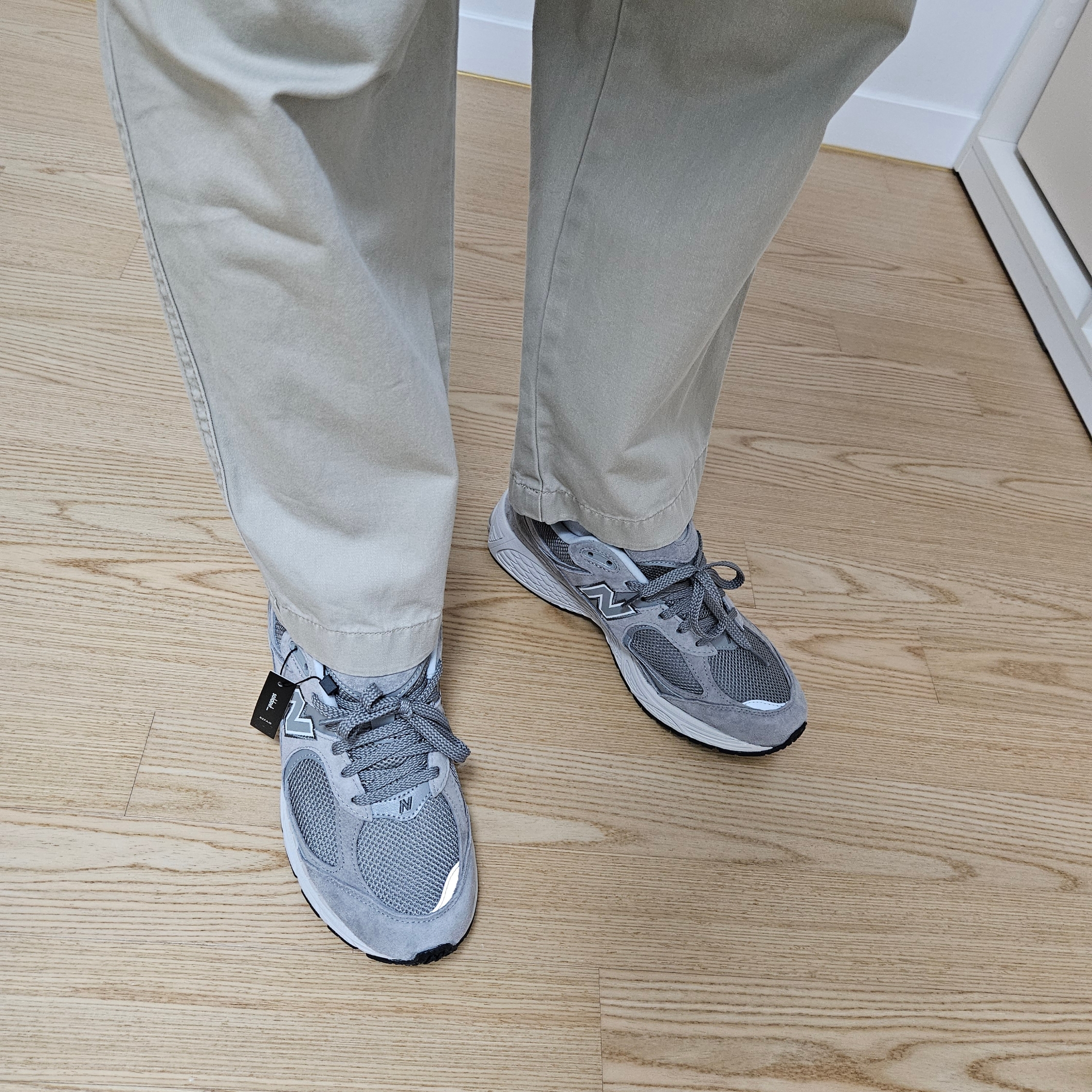 New Balance 2002R Grey 착용 스타일 - 2