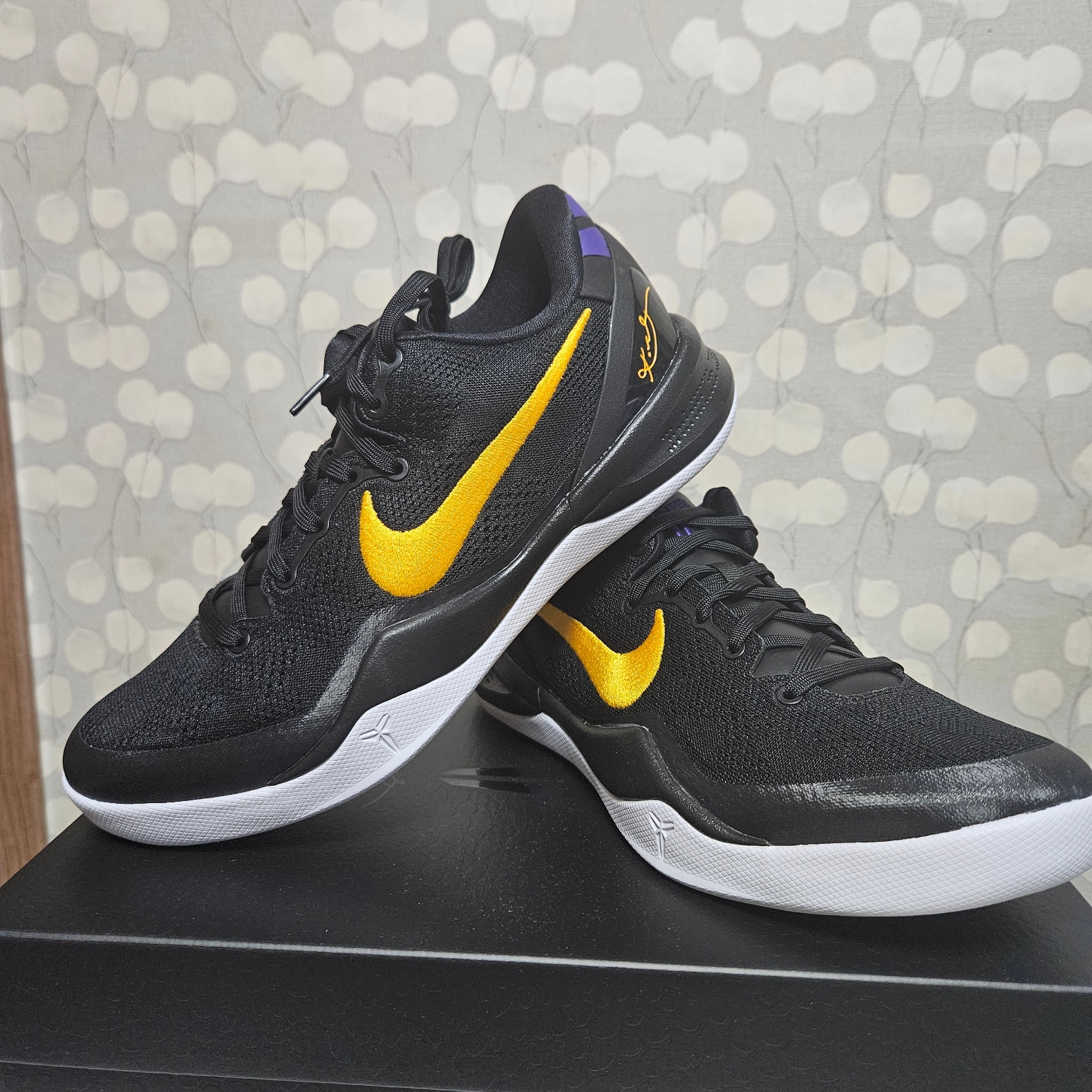 Nike Kobe 8 Protro Black and University Gold 착용 스타일 - 2