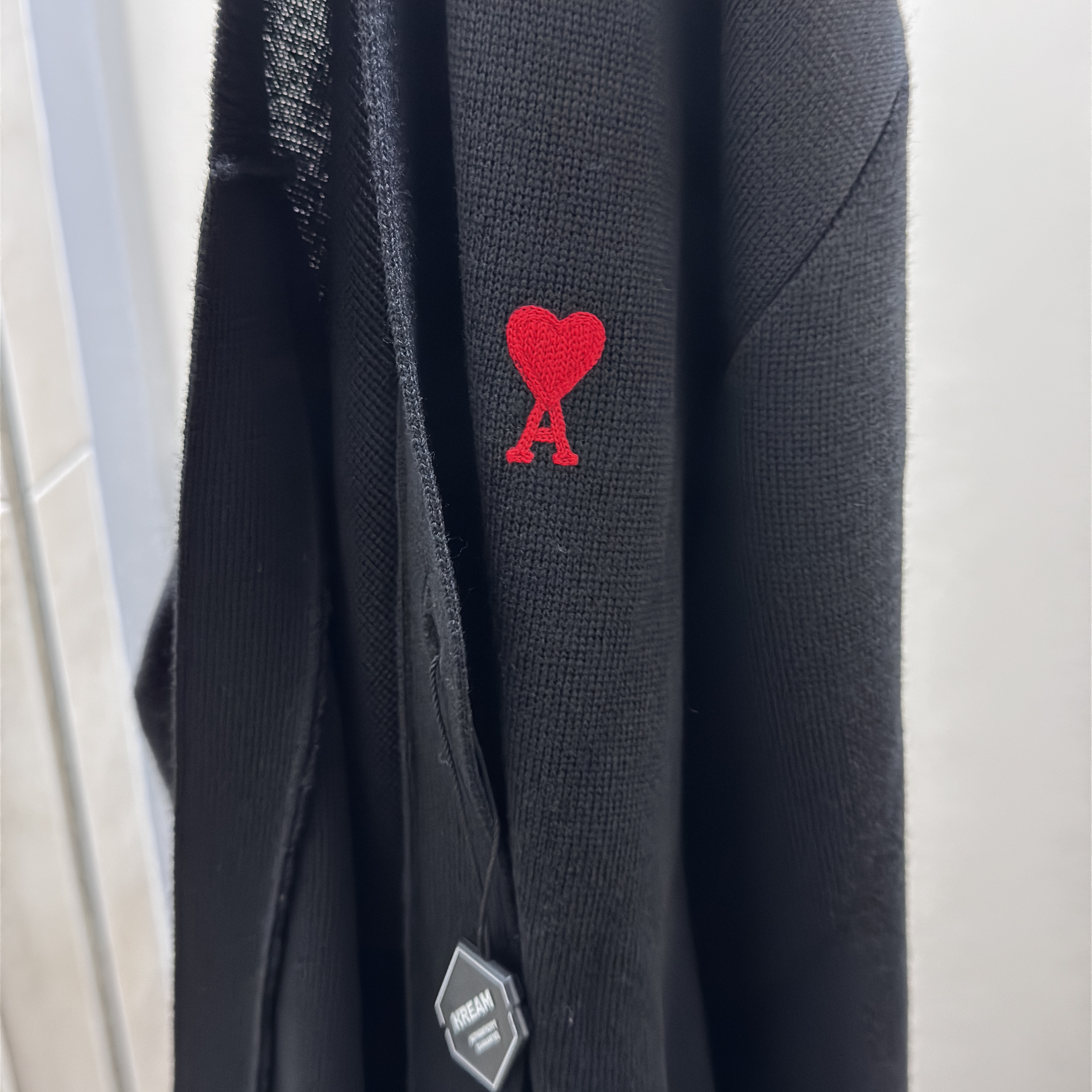 AMI de Coeur Wool Cardigan Black 착용 스타일