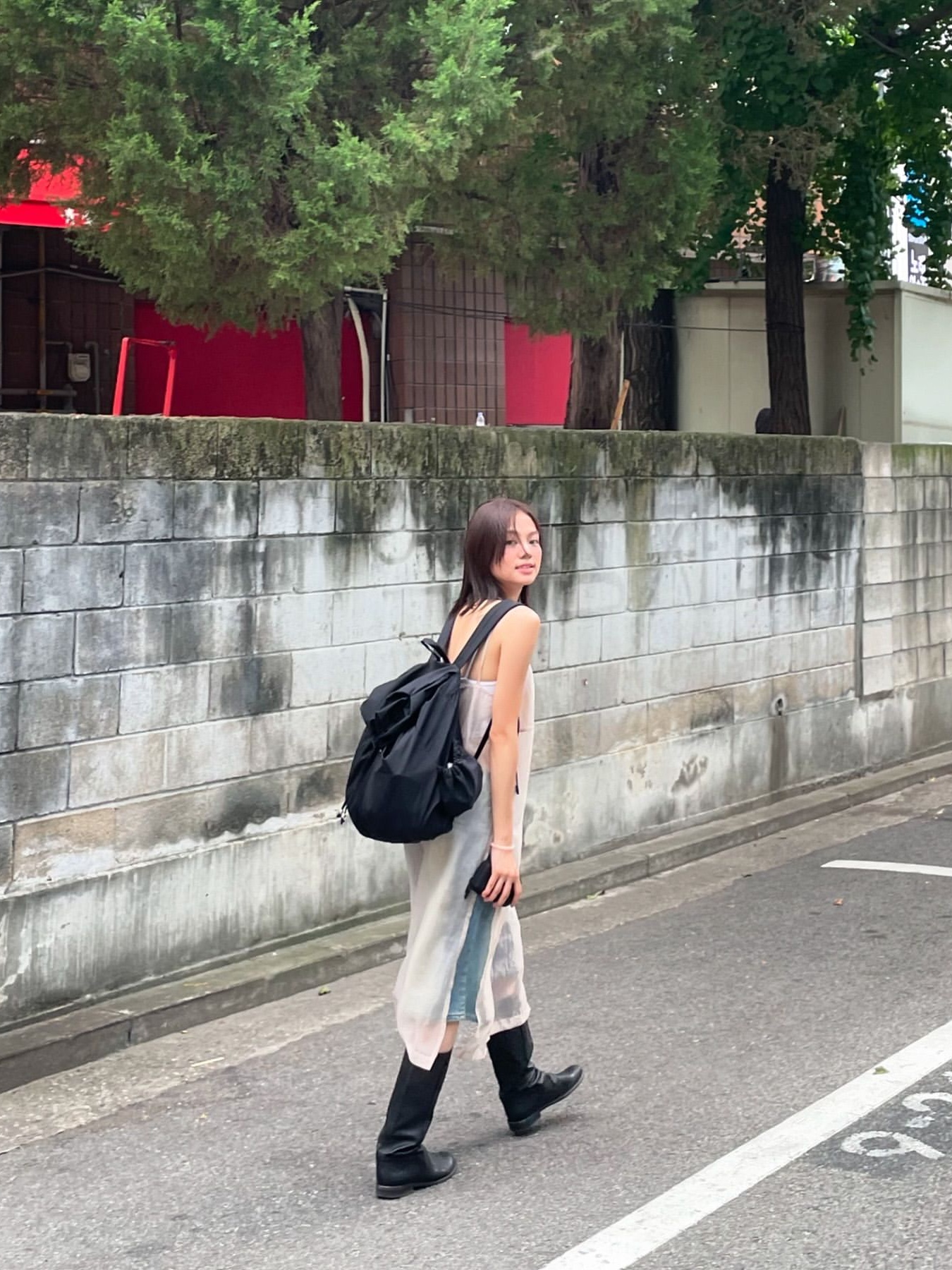 ACOC Blooming Backpack Black 착용 스타일 - 3
