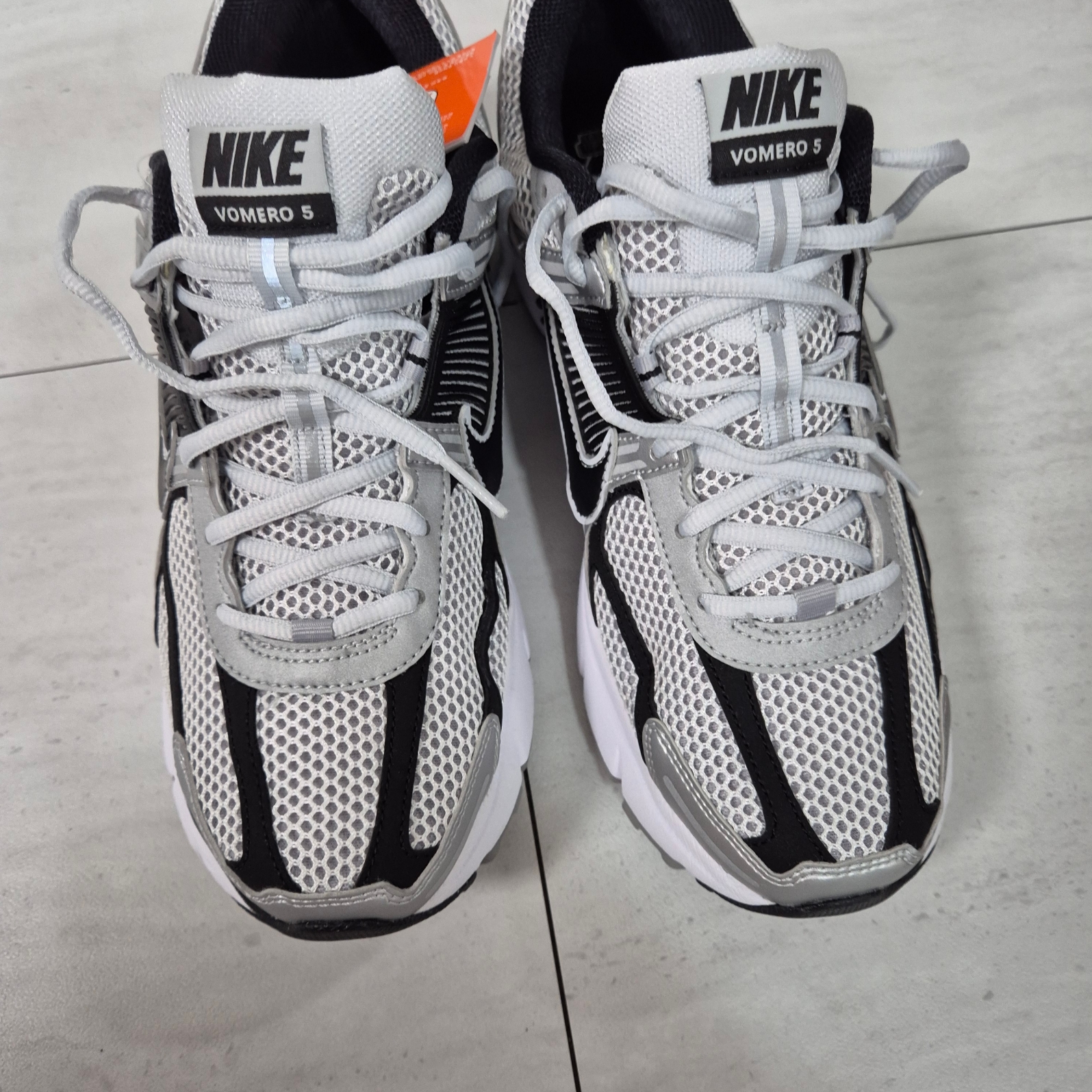 Nike Zoom Vomero 5 Metallic Silver Black 착용 스타일 - 2