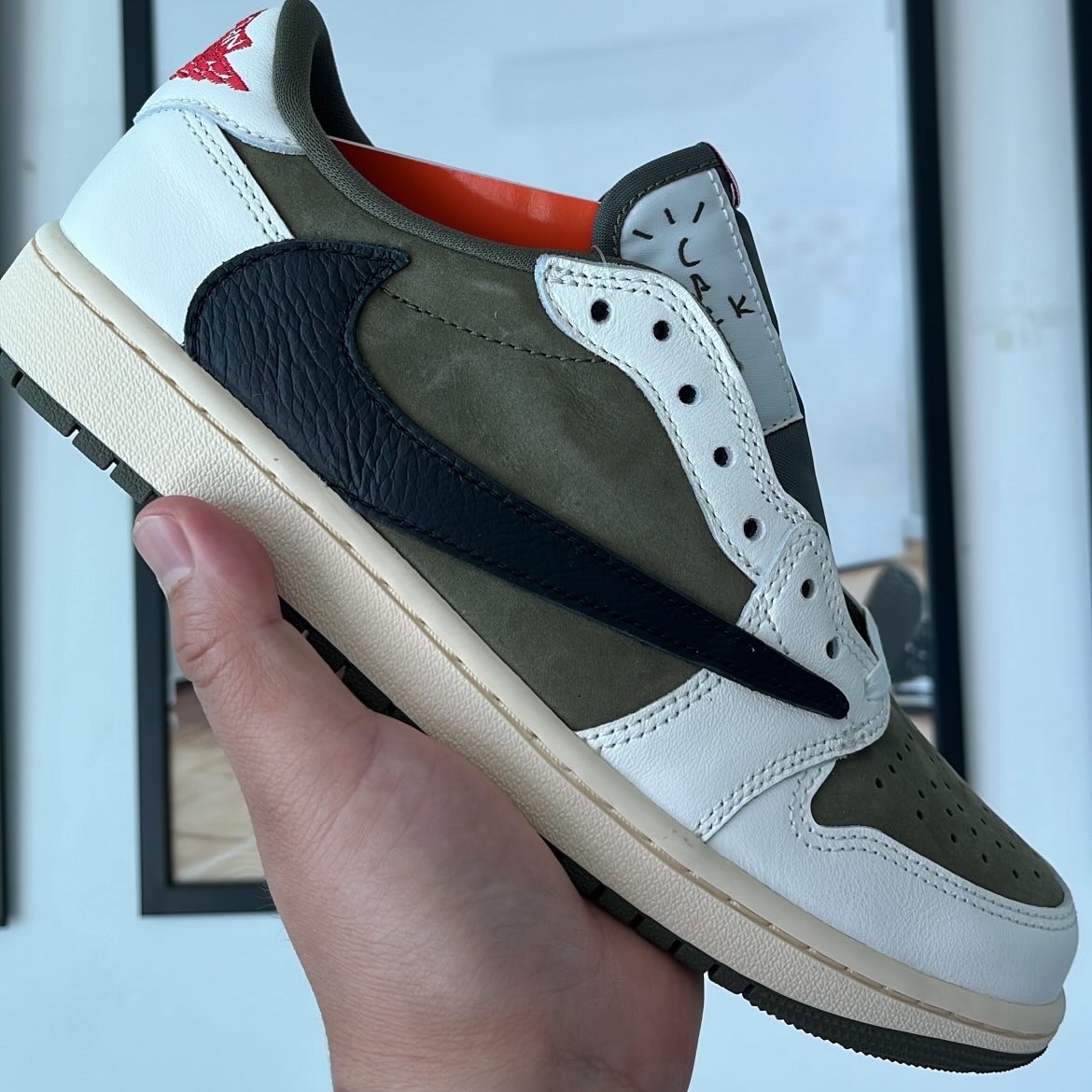 Jordan 1 x Travis Scott Retro Low OG SP Reverse Olive 착용 스타일