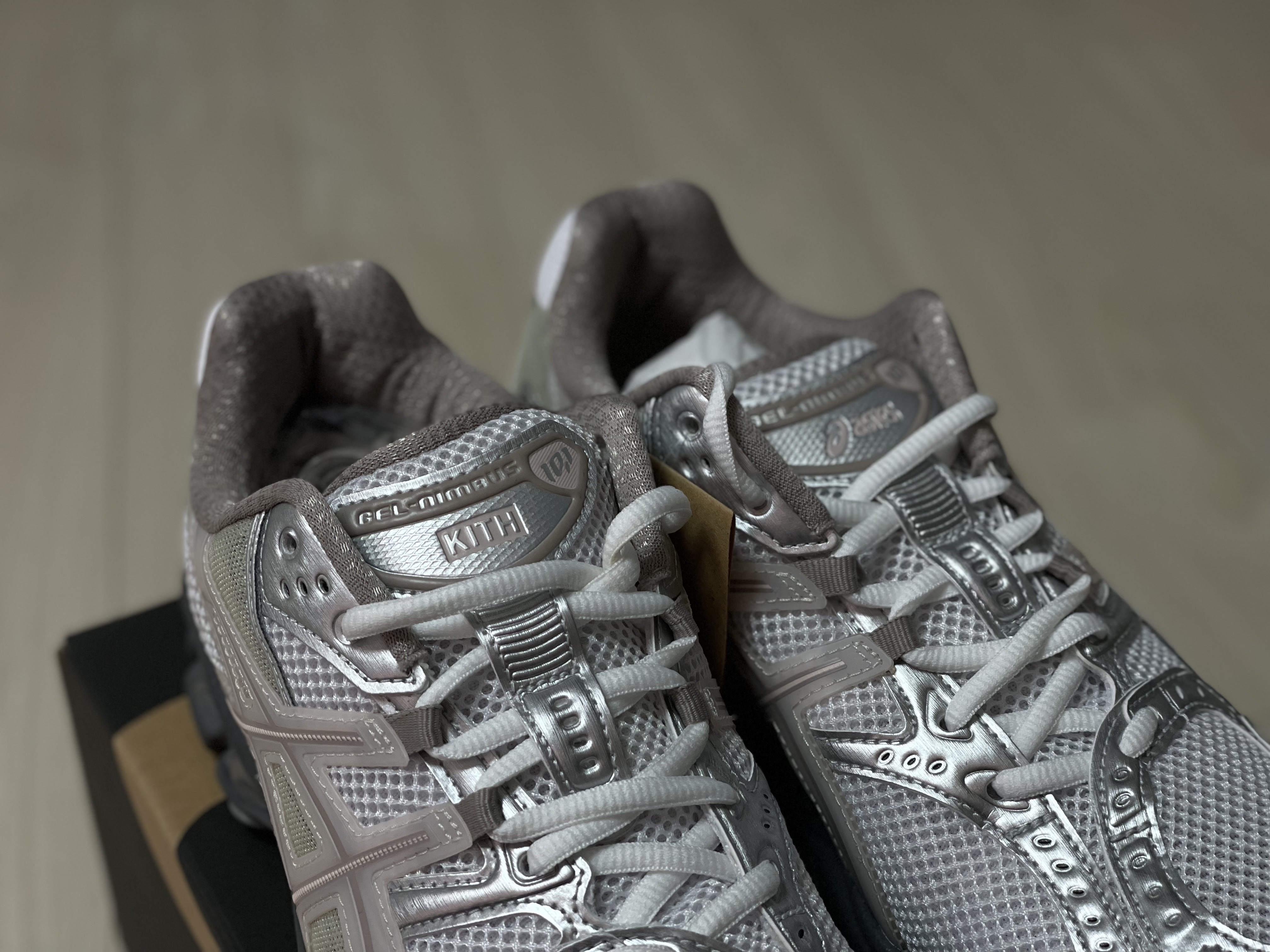 Asics x Ronnie Fieg Gel-Nimbus 10.1 White Morganite 착용 스타일 - 2