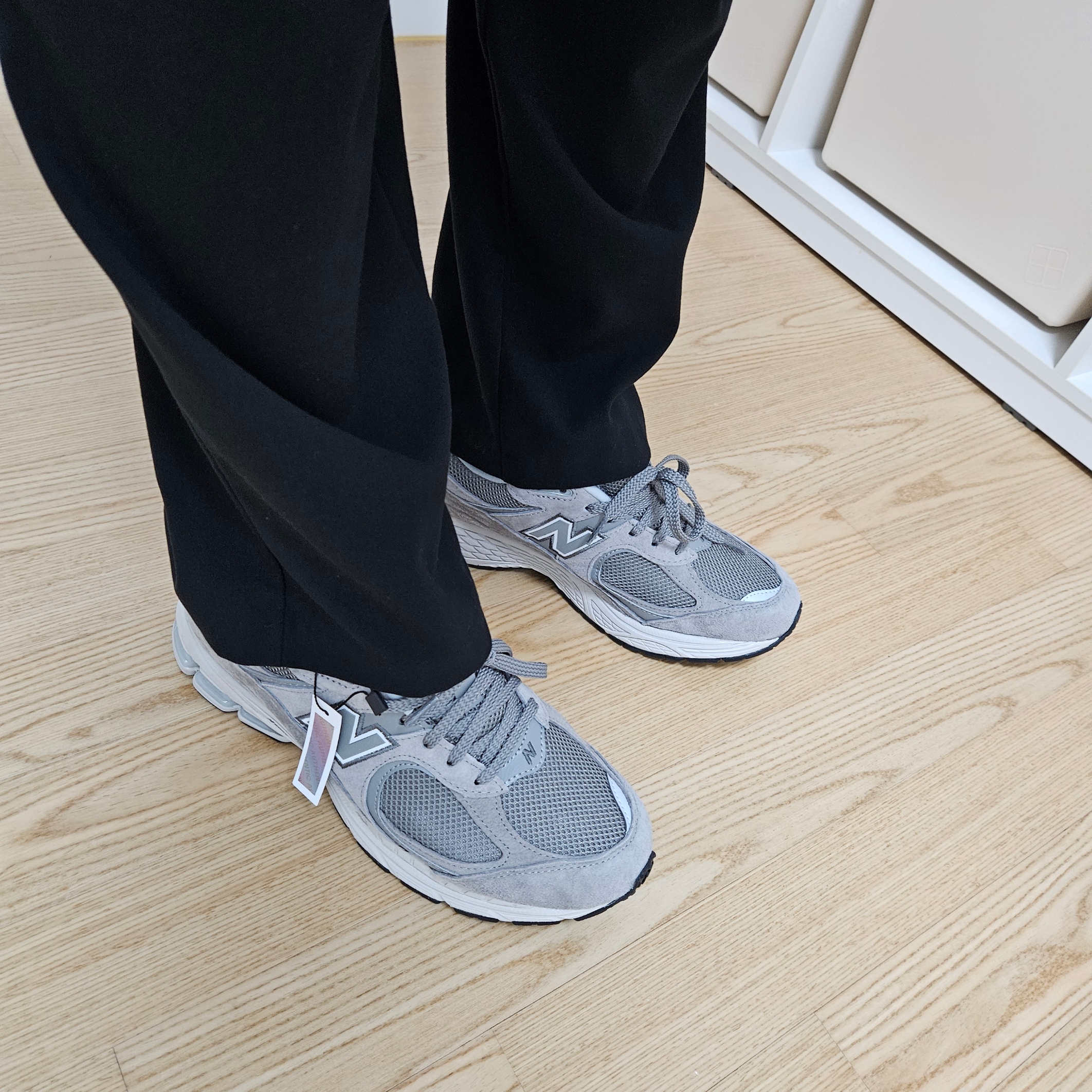 New Balance 2002R Grey 착용 스타일 - 3