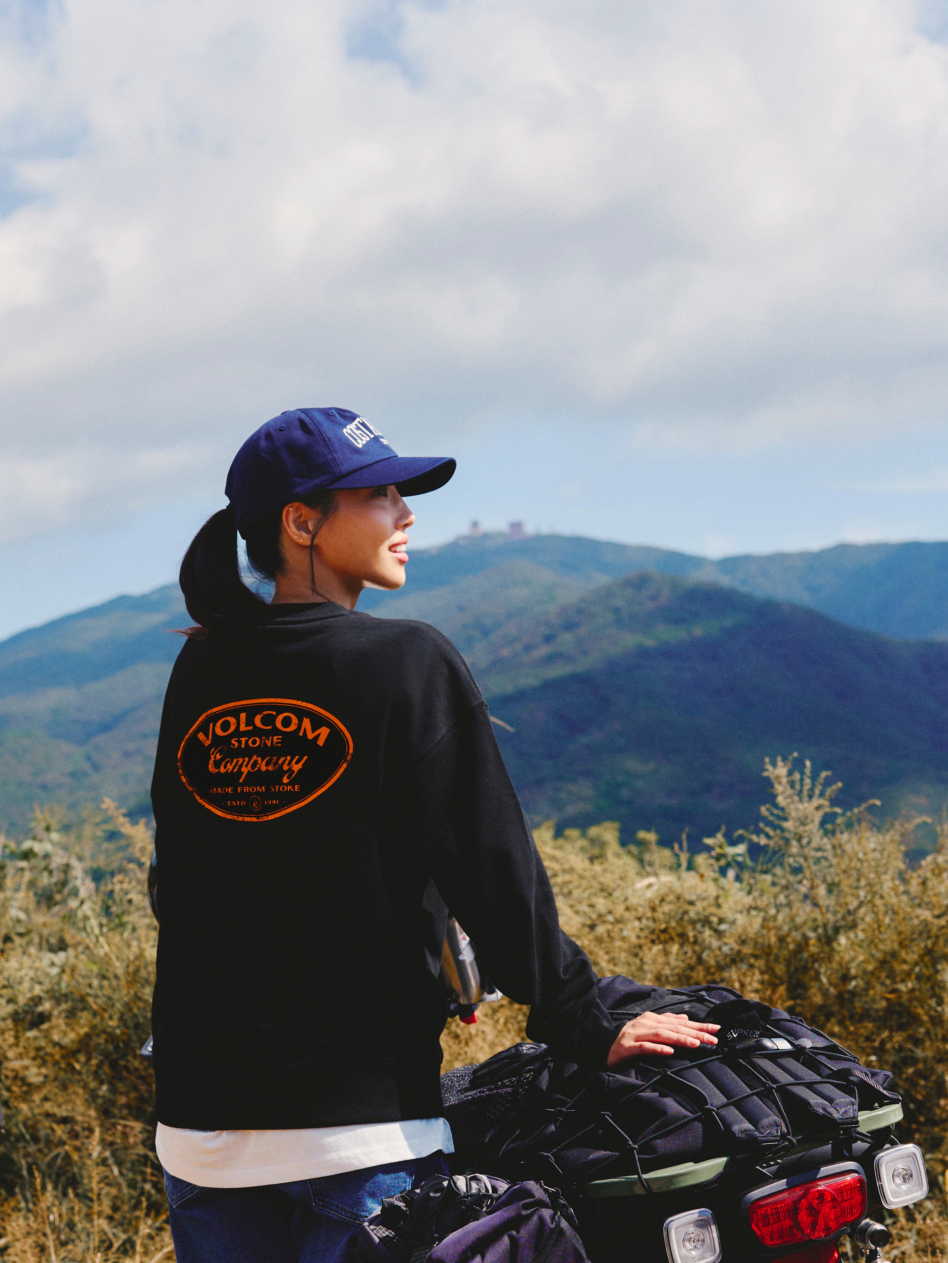 Volcom Stamp Tour Overfit Crew Black, Volcom Costamesa Adress Ball Cap Navy 착용 스타일