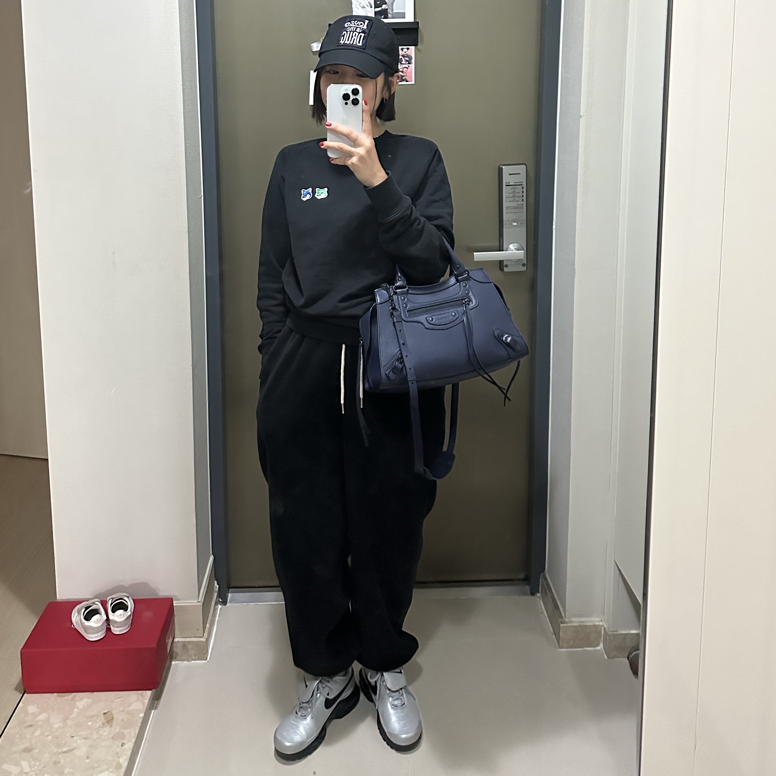 Nike Air Max Plus TNPO Wolf Grey and Black, Maison Kitsune Double Monochrome Fox Head Classic Sweatshirt Black 착용 스타일 - 4