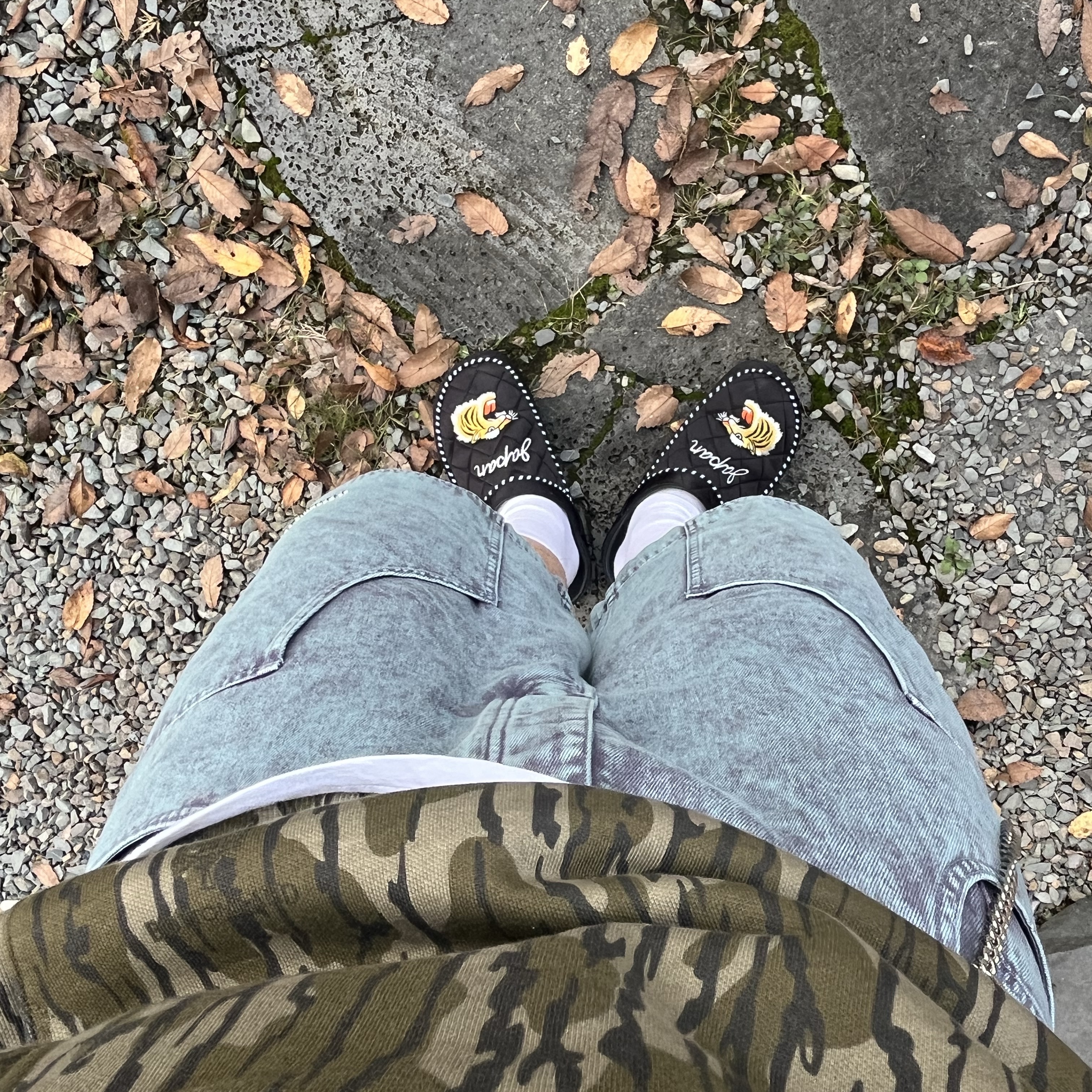 Crocs x Beams Dylan Clog Black White 착용 스타일 - 1