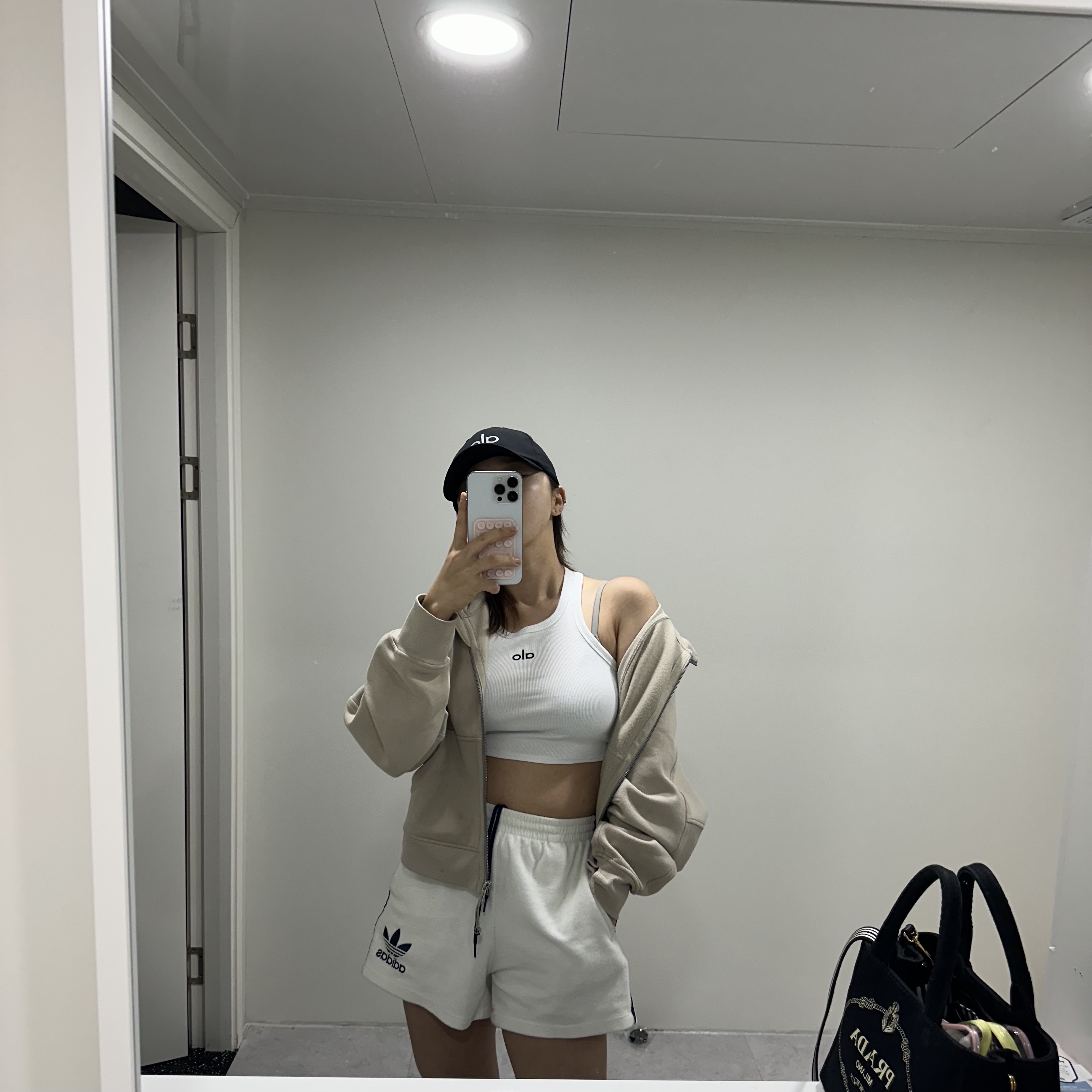 (W) Alo Yoga Aspire Tank White, (W) Adidas Terry Shorts Off White - KR Sizing 착용 스타일