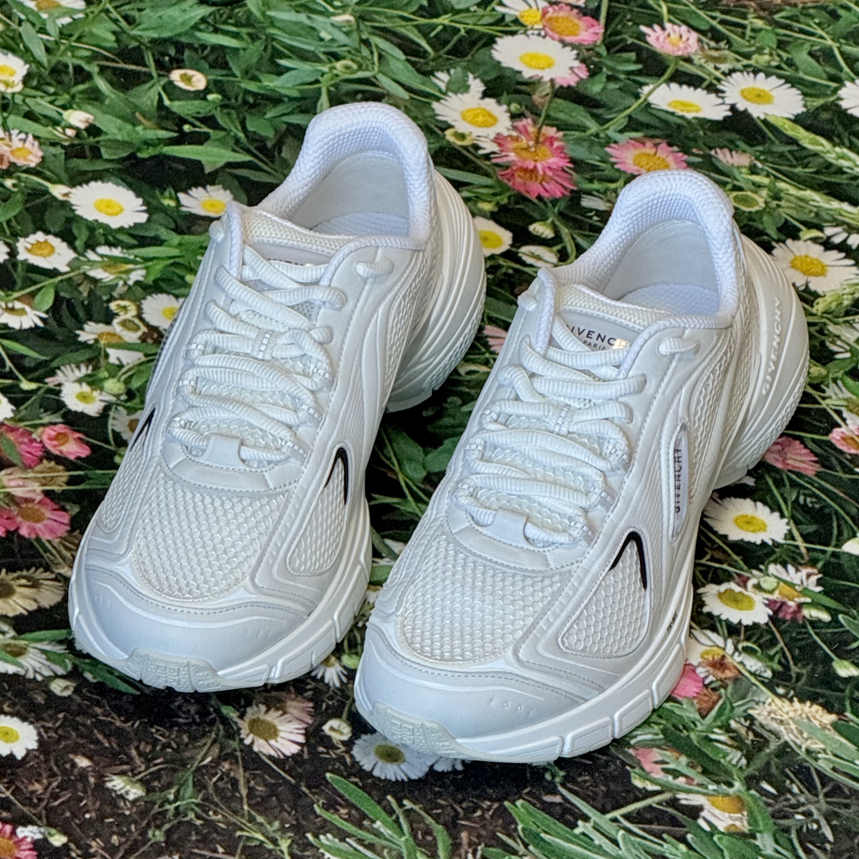 Givenchy TK-MX Runner Sneakers in Mesh Ivory, Givenchy TK-MX Runner Sneakers in Mesh Black 착용 스타일 - 1
