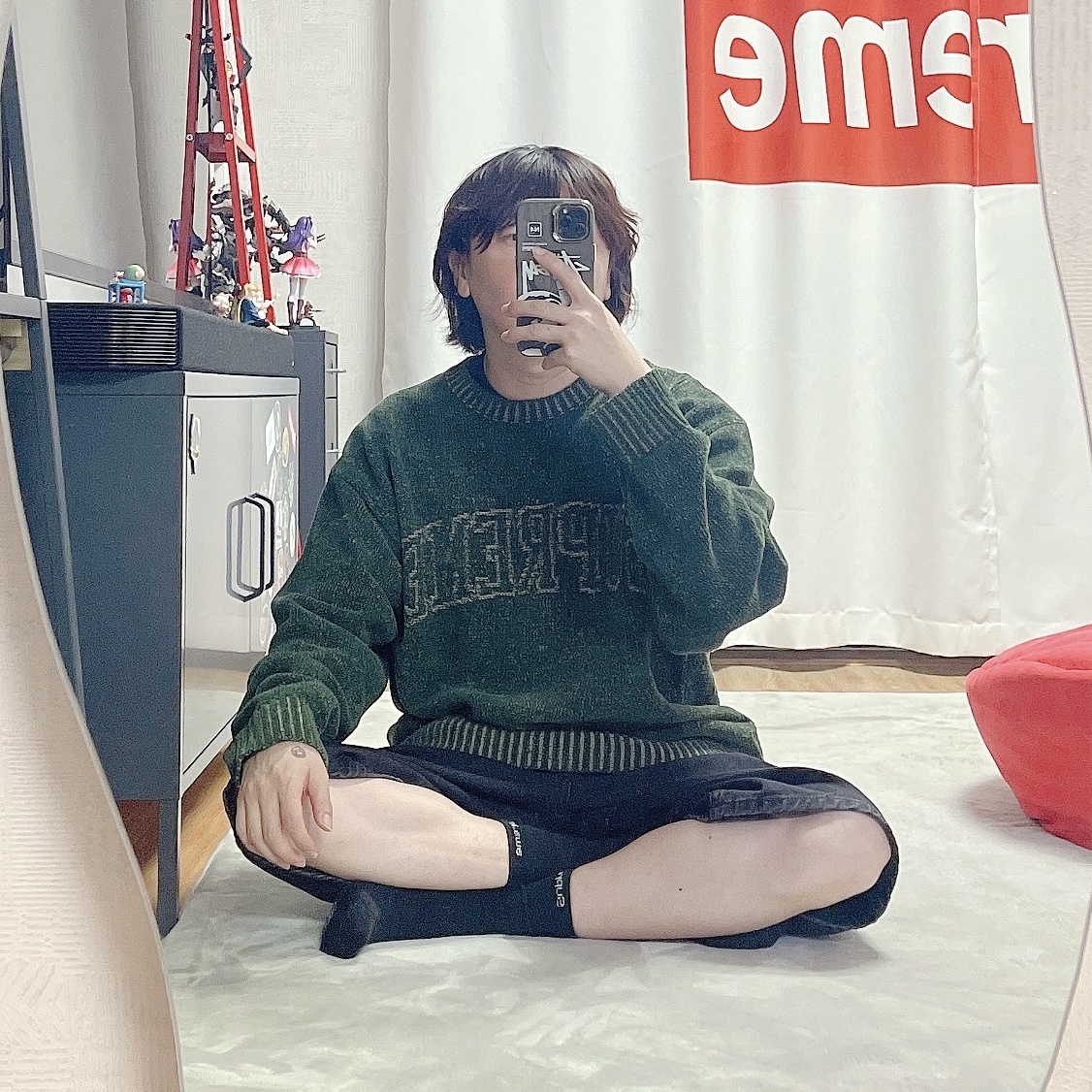 Supreme Contrast Arc Sweater Olive - 24SS, Supreme Script Baggy Denim Short Washed Black - 24SS 착용 스타일 - 1