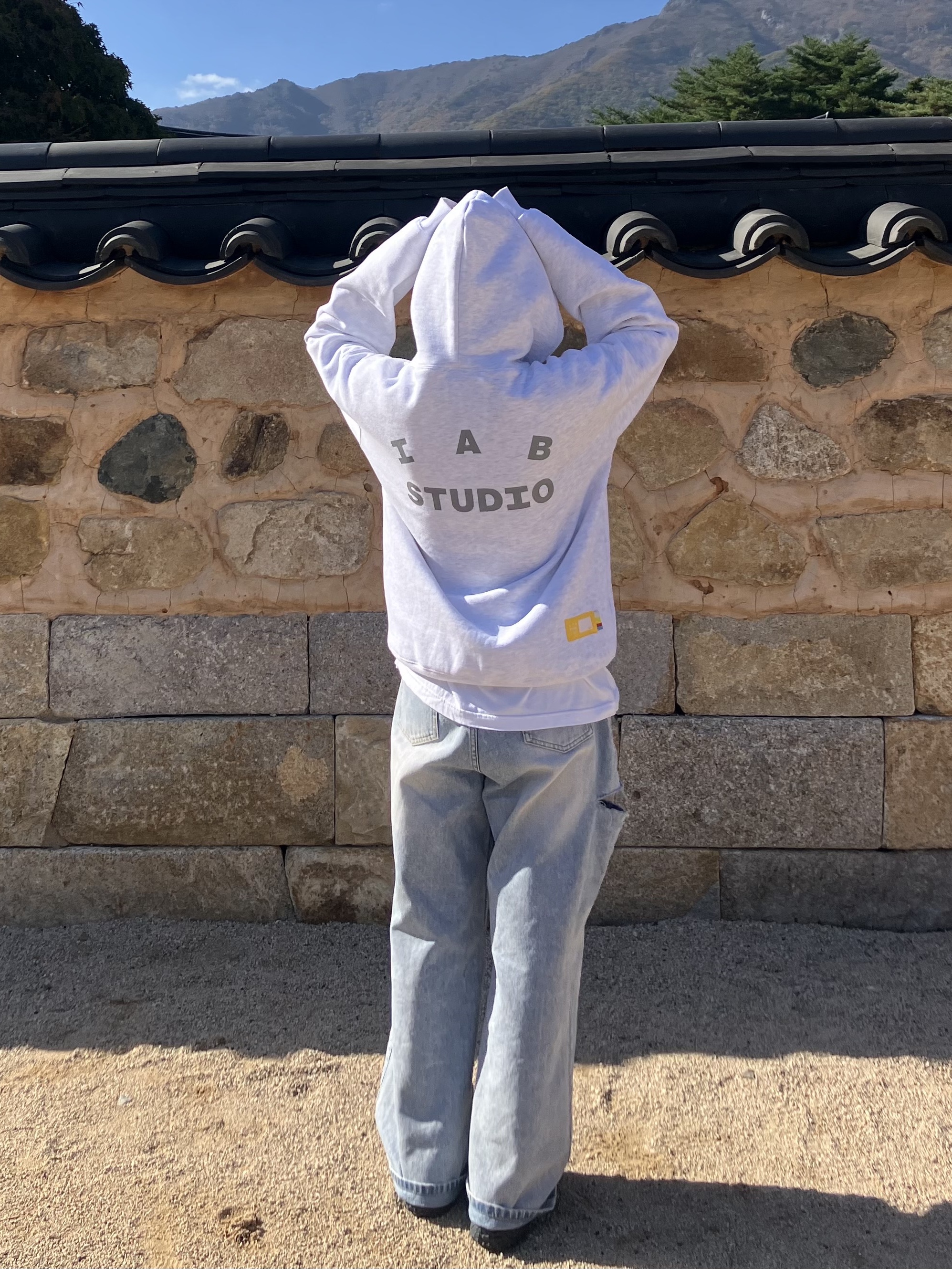 IAB Studio Hoodie Light Gray 착용 스타일