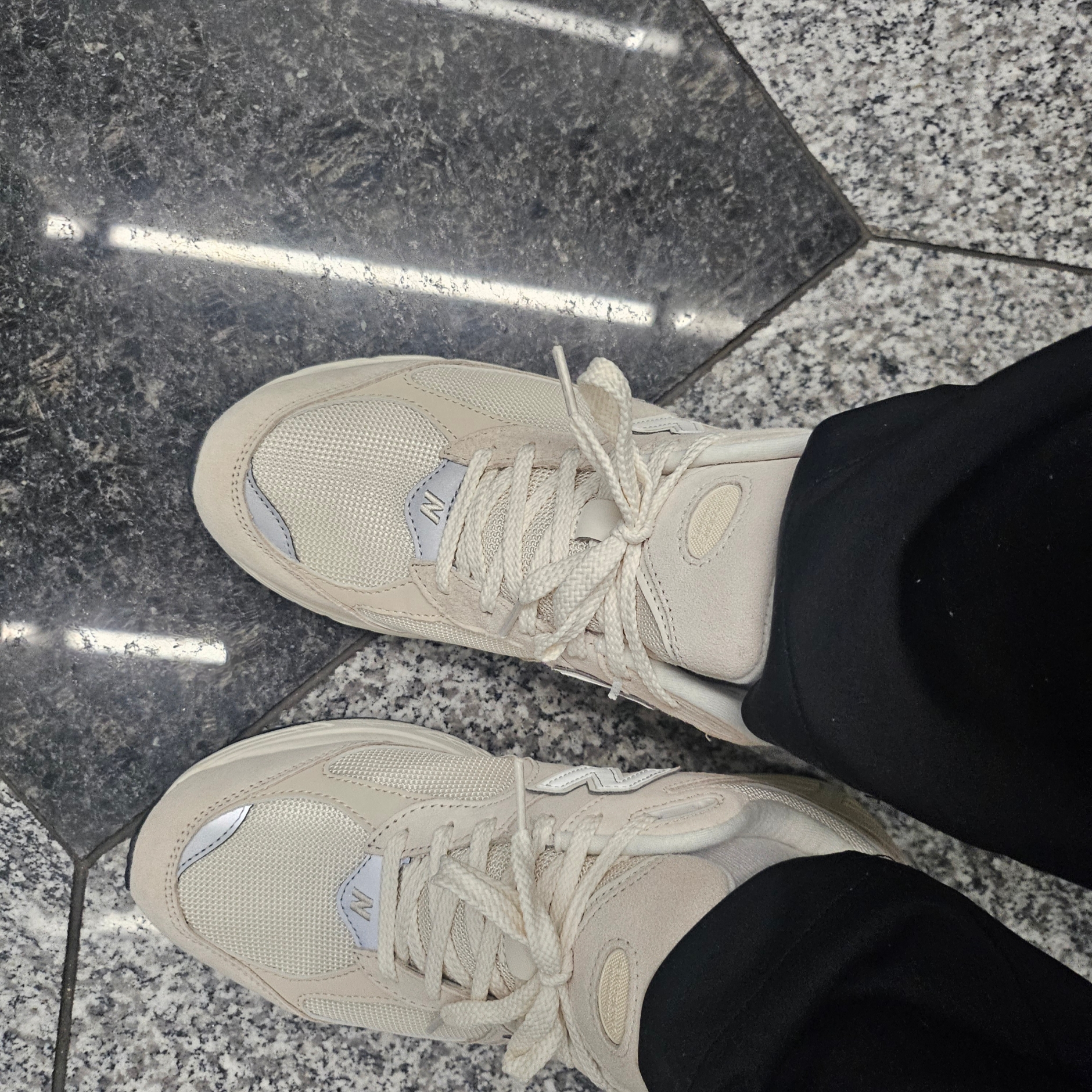 New Balance 2002R Beige Calm Taupe 착용 스타일