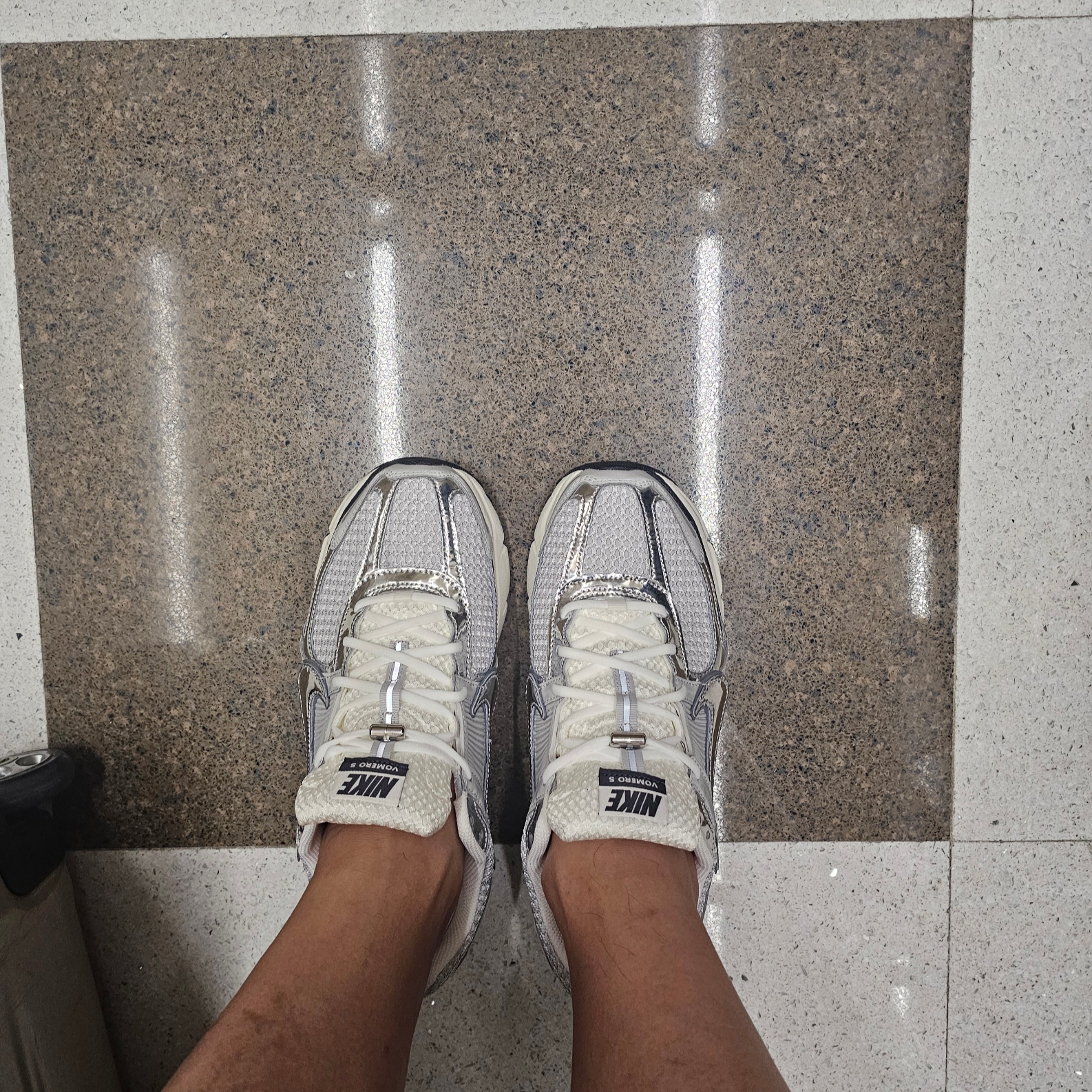 Nike Zoom Vomero 5 Photon Dust Gridiron 착용 스타일