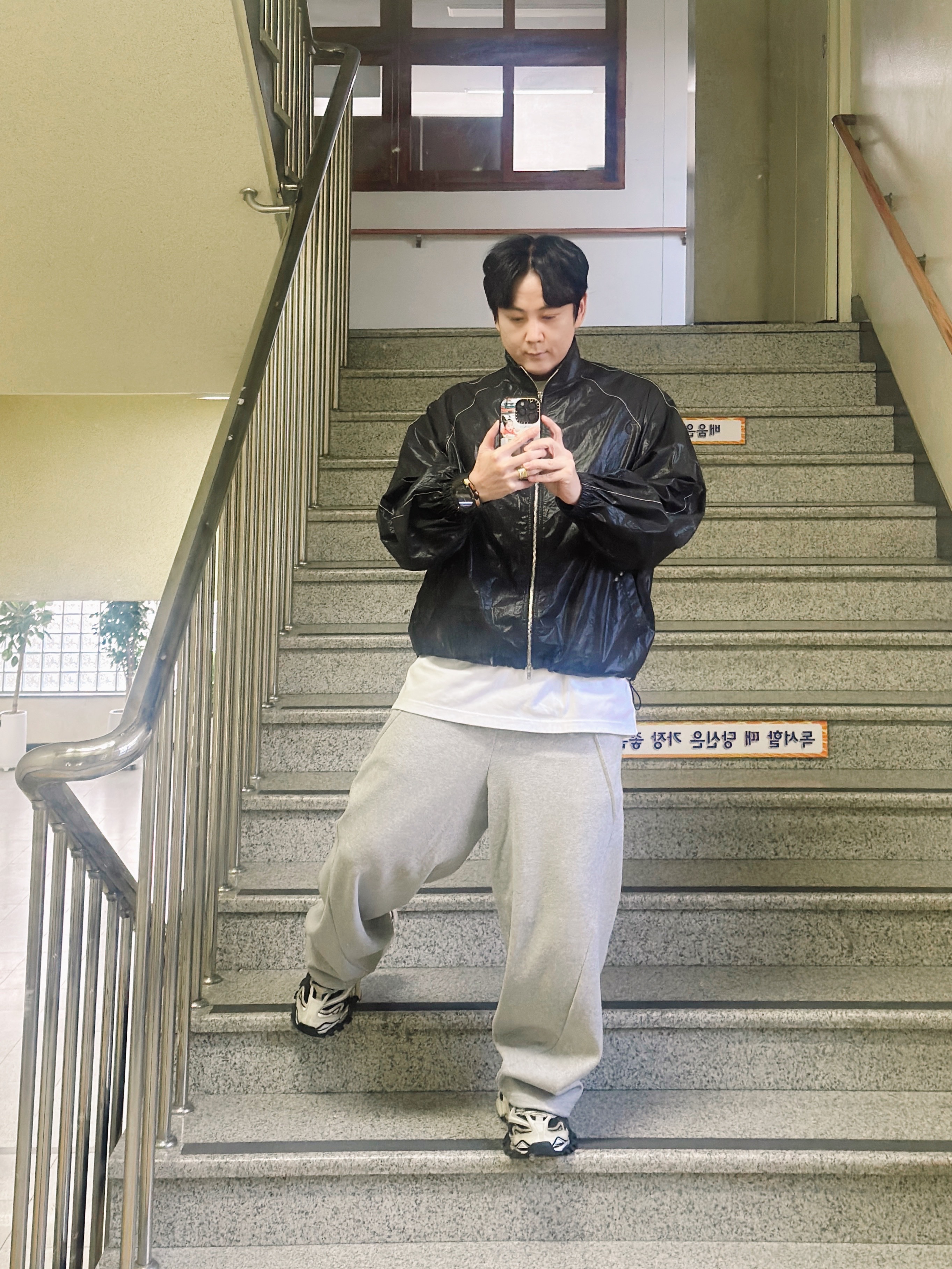 (W) Matin Kim Logo Coating Jumper Black 착용 스타일