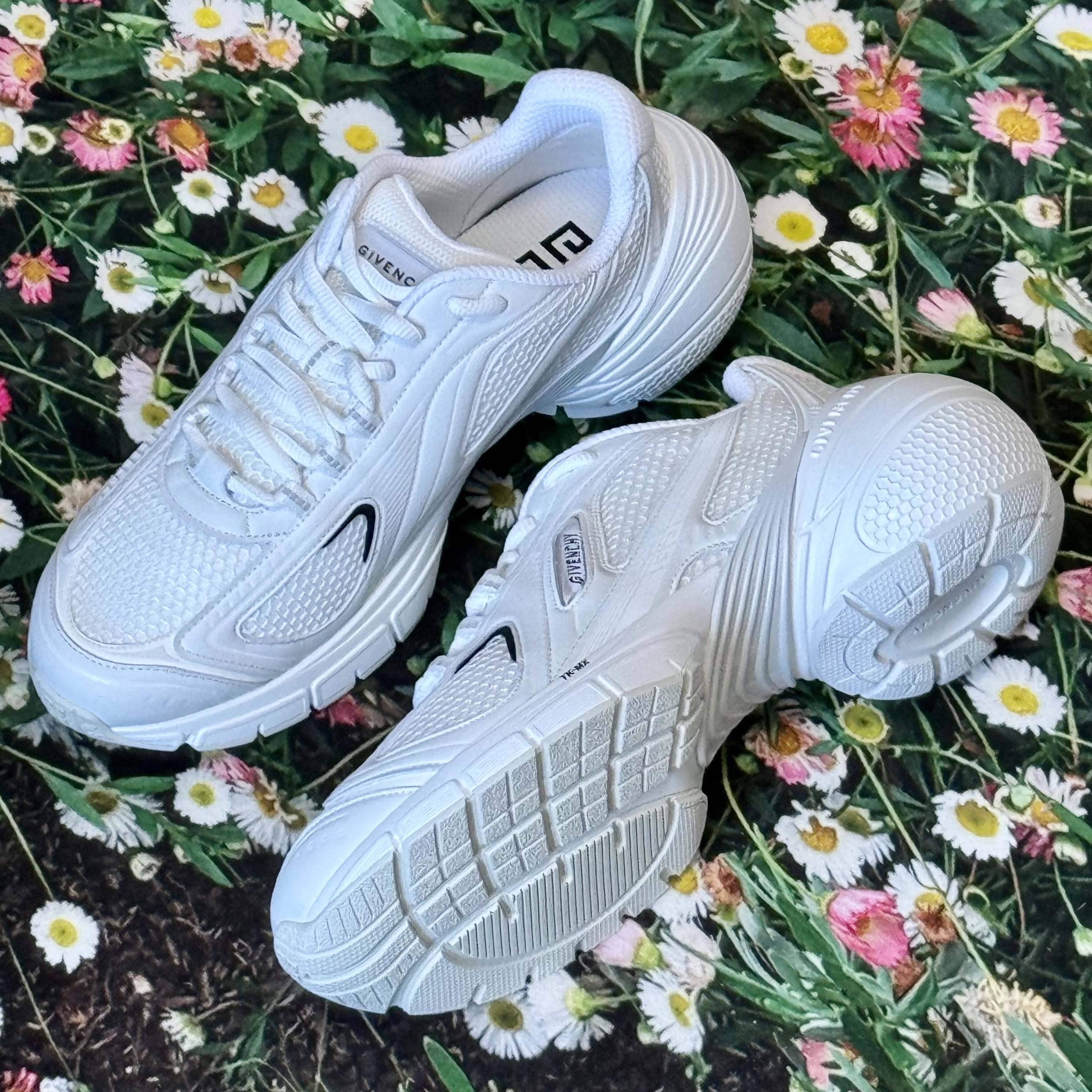 Givenchy TK-MX Runner Sneakers in Mesh Ivory, Givenchy TK-MX Runner Sneakers in Mesh Black 착용 스타일 - 2