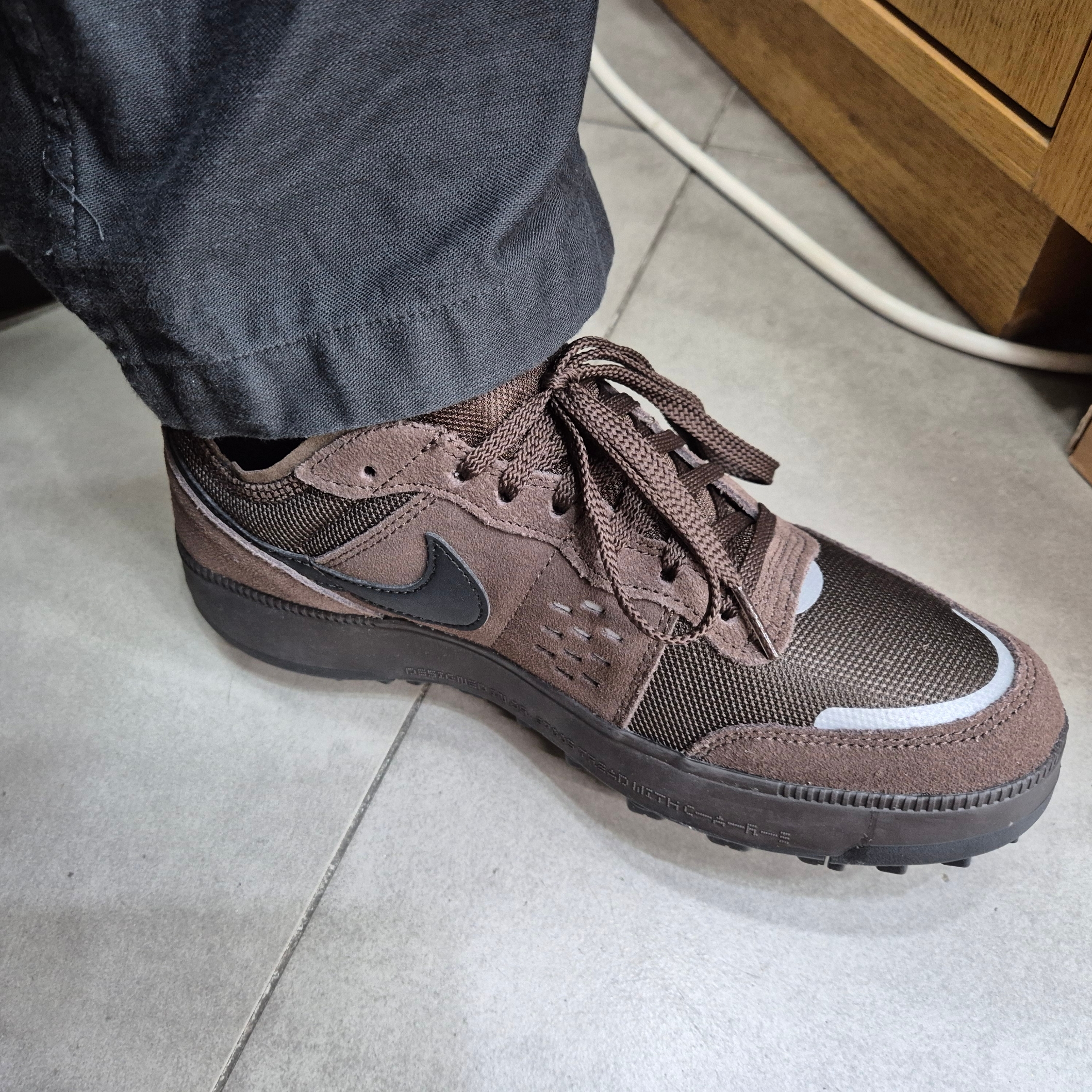 Nike C1TY Street Meat Baroque Brown Velvet Brown 착용 스타일 - 3