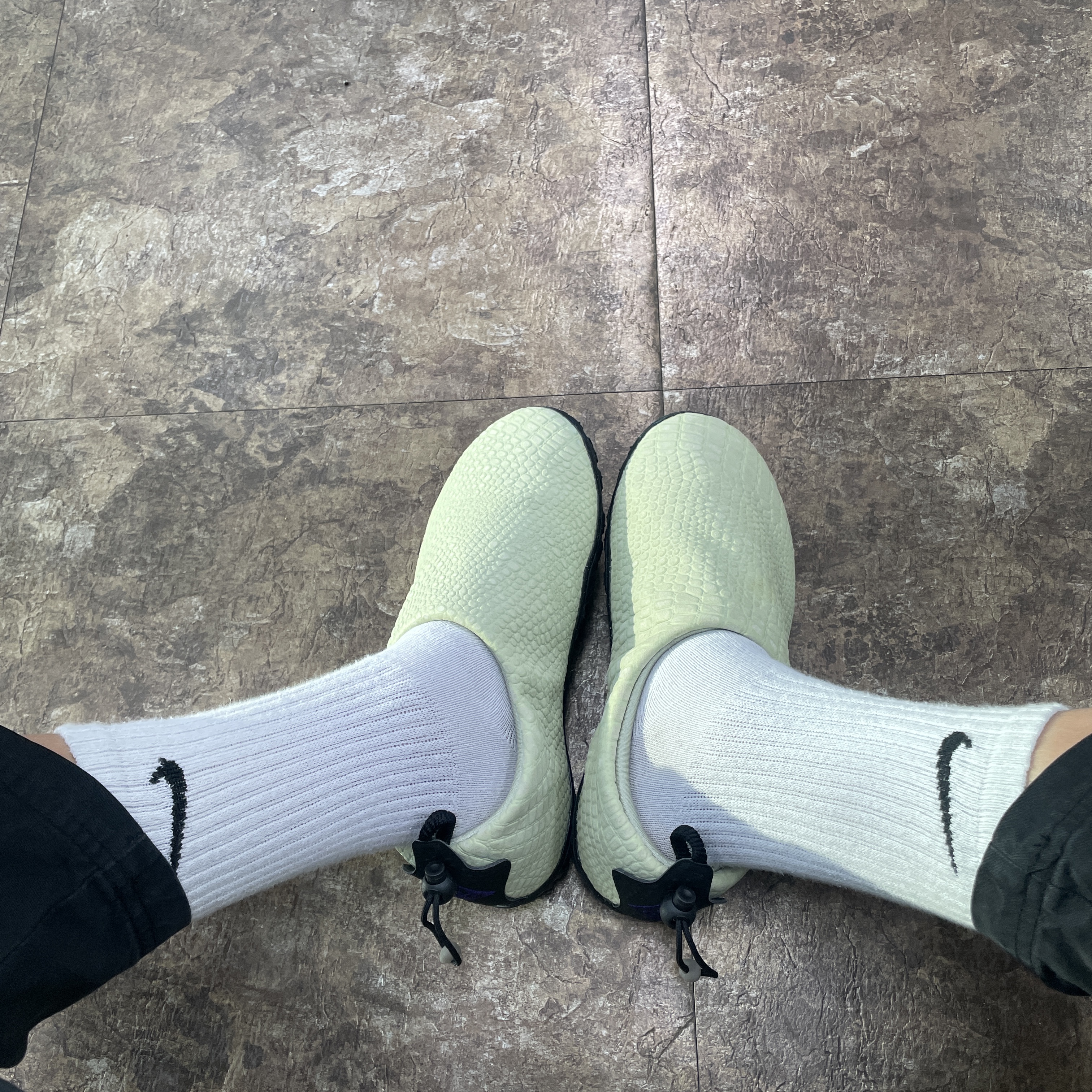 Nike ACG Moc PRM Olive Aura Black 착용 스타일