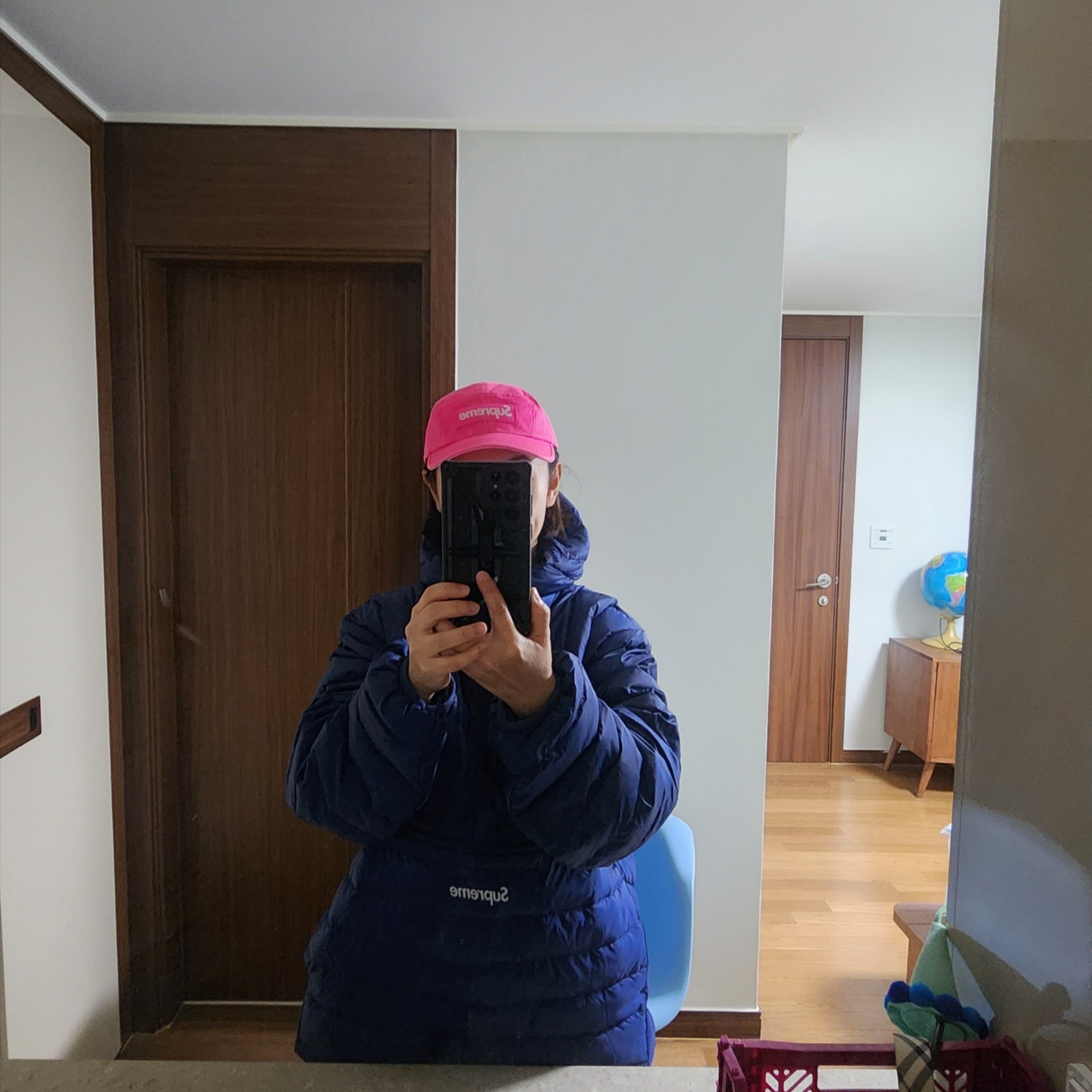 Supreme Micro Down Half Zip Hooded Pullover Navy - 24FW, Supreme Washed Chino Twill Camp Cap Pink - 23SS 착용 스타일 - 1