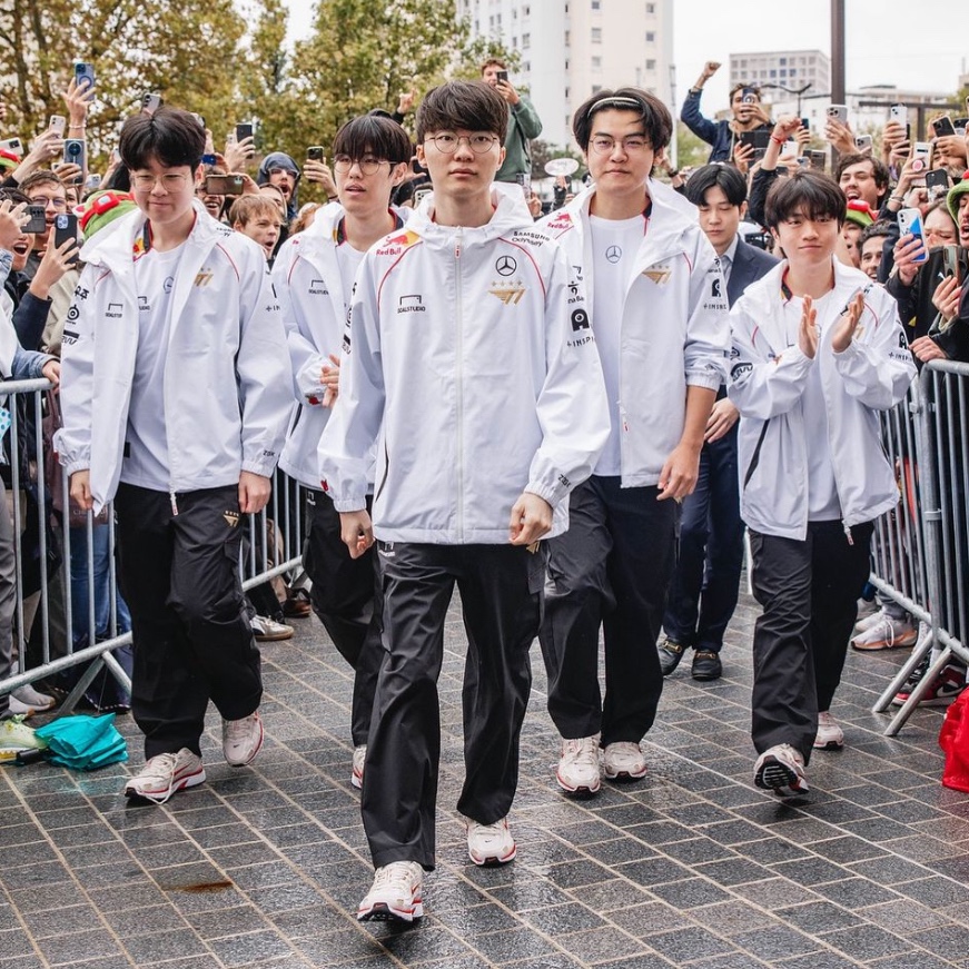 T1 2024 Uniform Worlds Jacket White (Non Marking Ver.) 착용 스타일 - 2