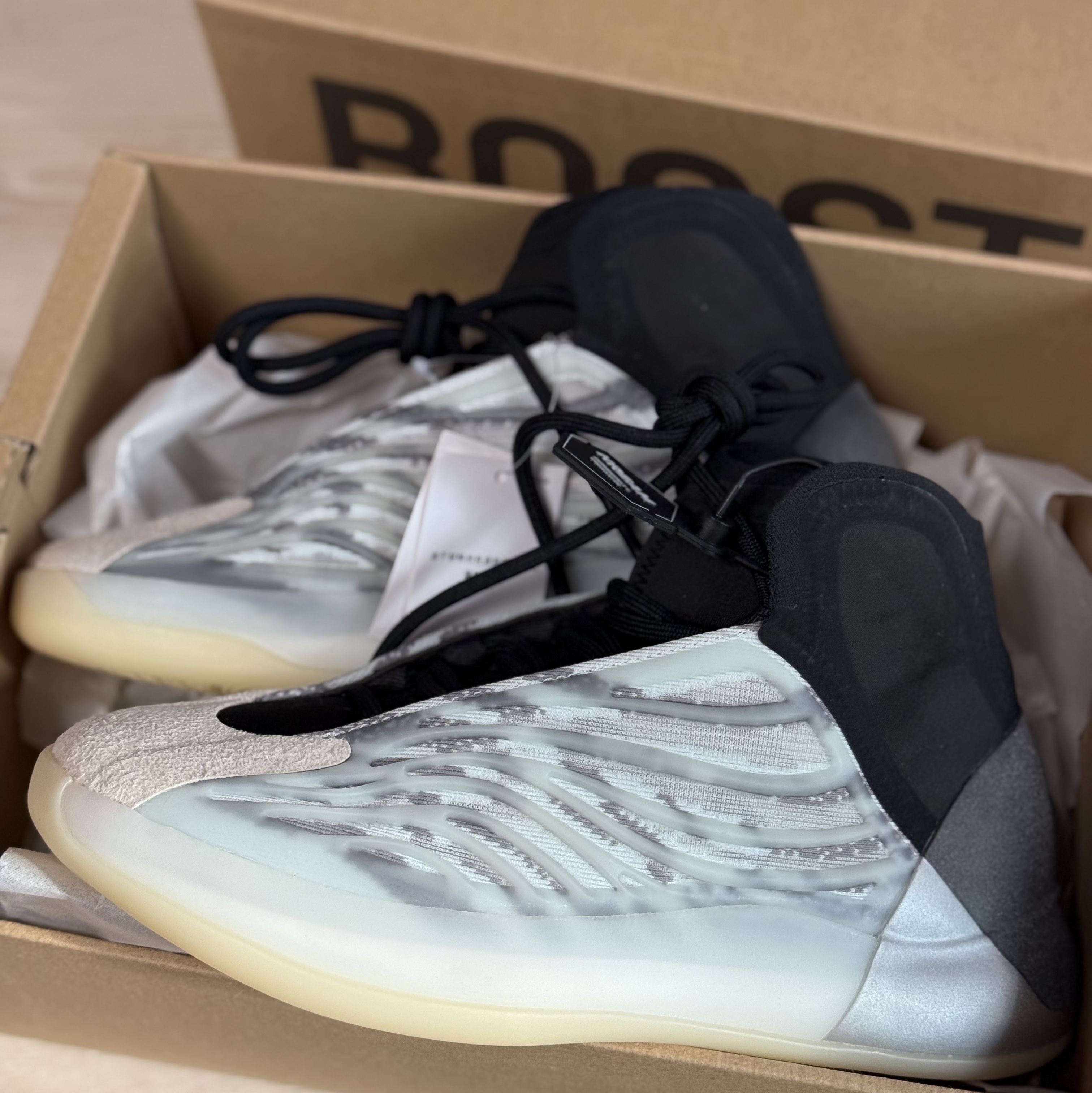 Adidas Yeezy QNTM BSKTBL 착용 스타일