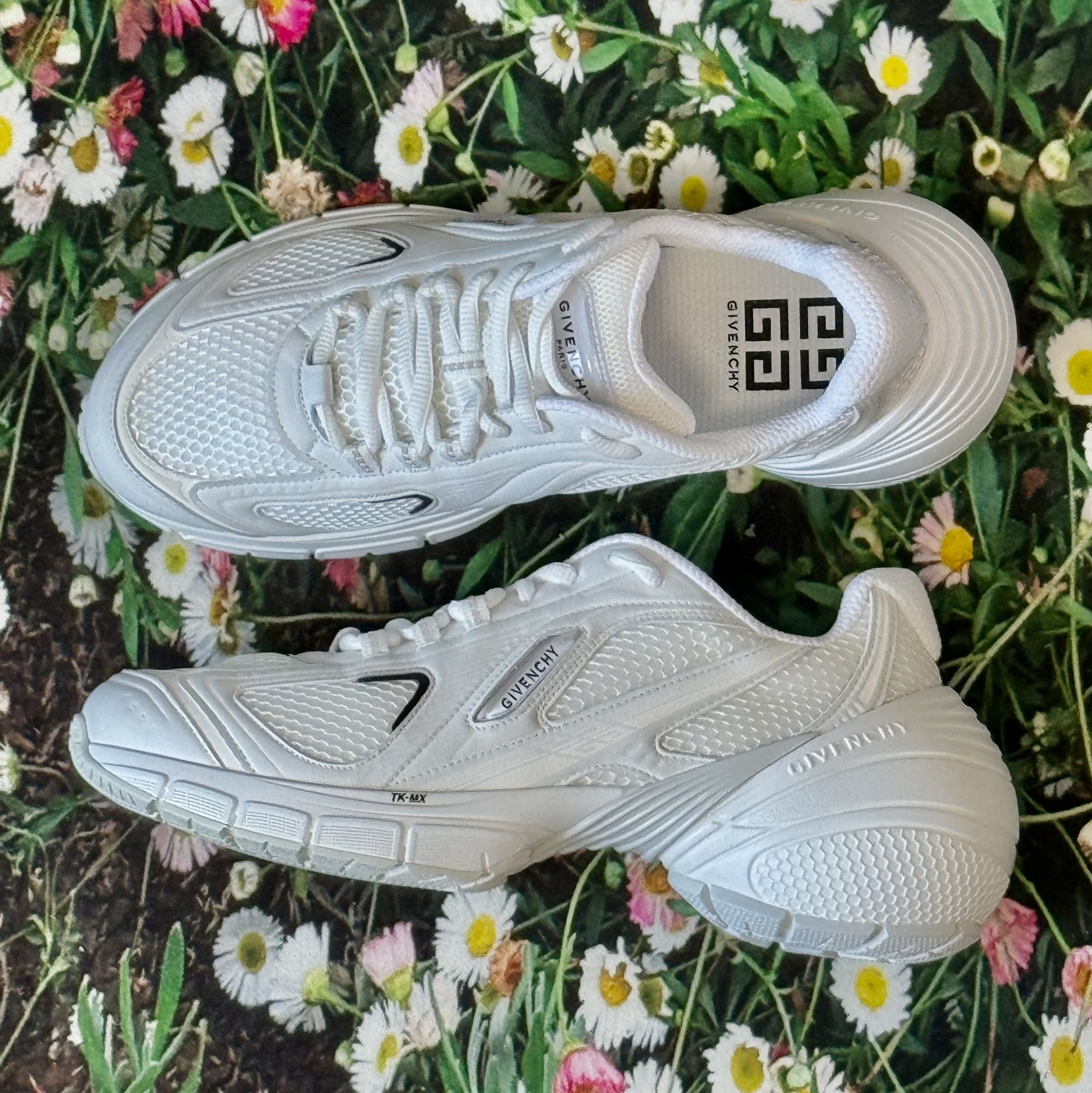 Givenchy TK-MX Runner Sneakers in Mesh Ivory, Givenchy TK-MX Runner Sneakers in Mesh Black 착용 스타일 - 3