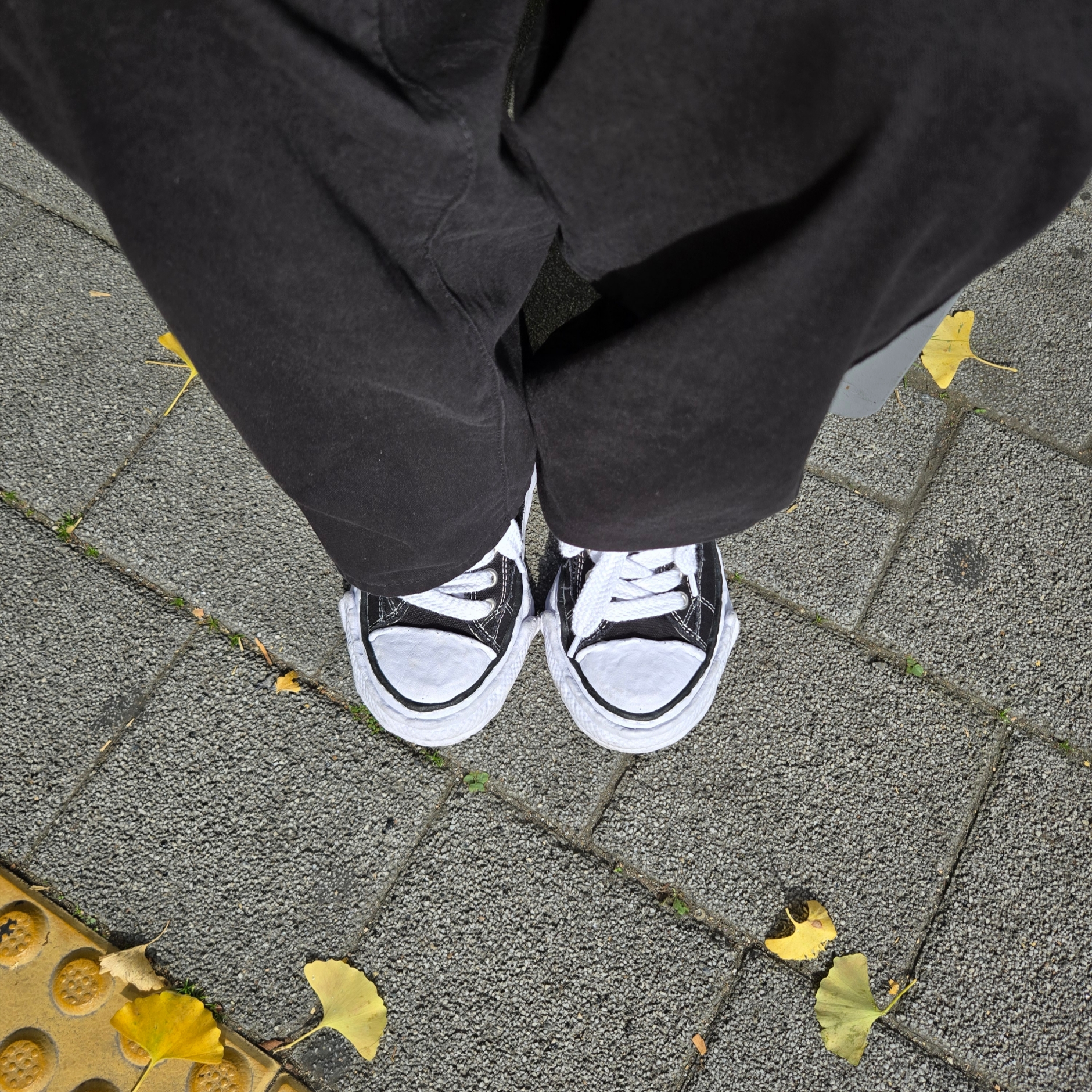 Maison Mihara Yasuhiro Peterson23 OG Sole Canvas Low-top Sneakers Black 착용 스타일 - 1