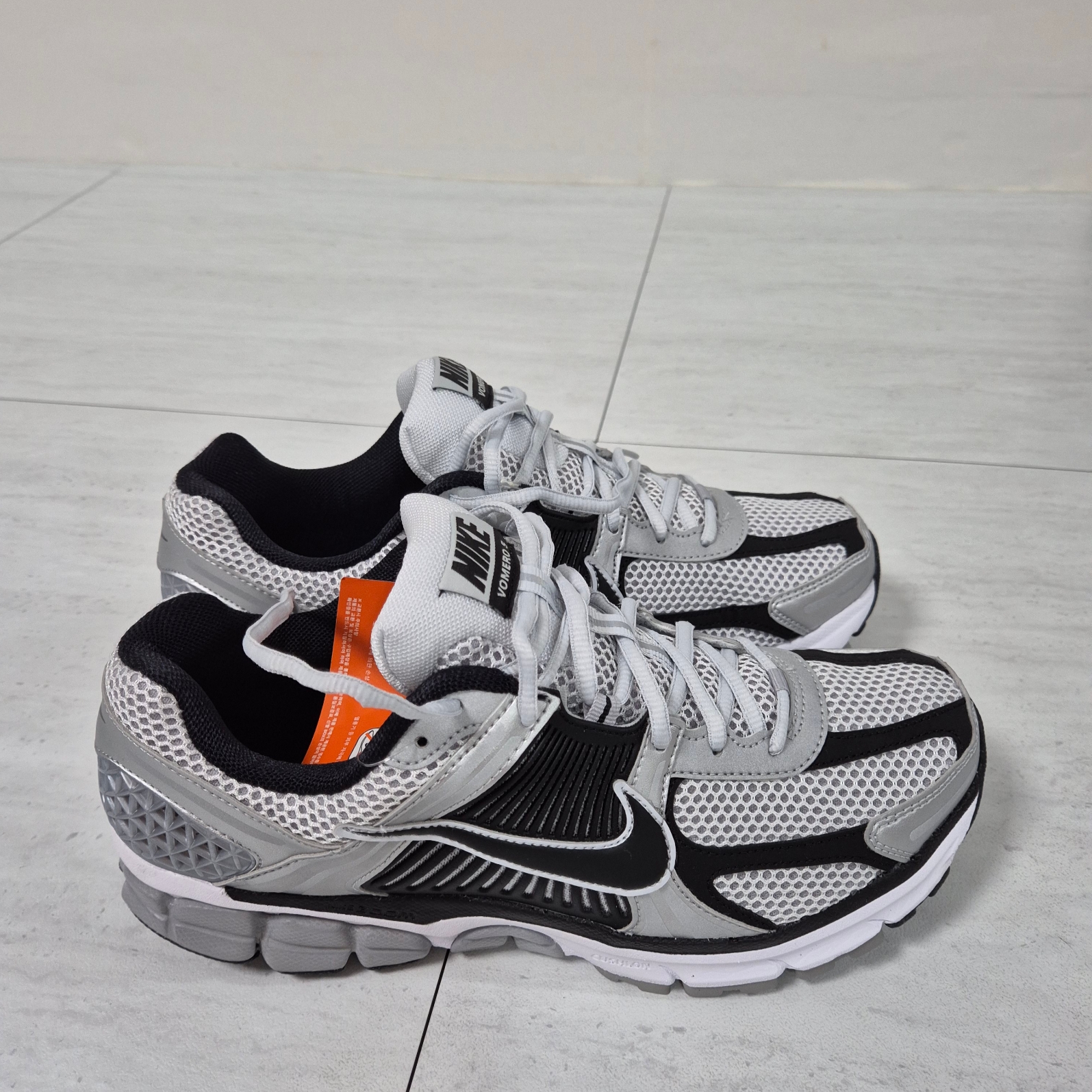 Nike Zoom Vomero 5 Metallic Silver Black 착용 스타일 - 1