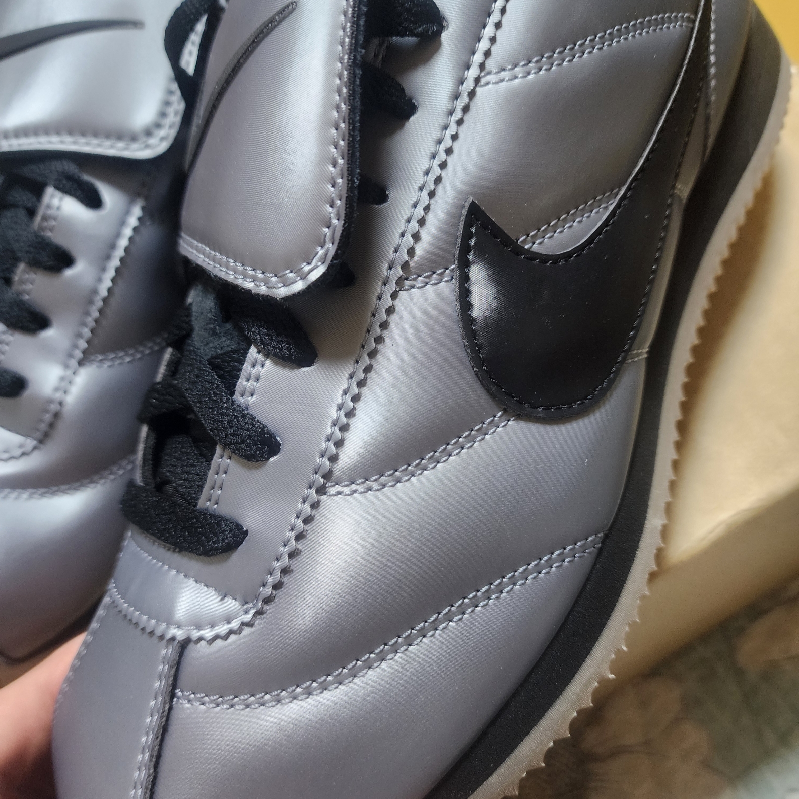 Nike Cortez Leather SE Metallic Cool Grey Black 착용 스타일 - 2