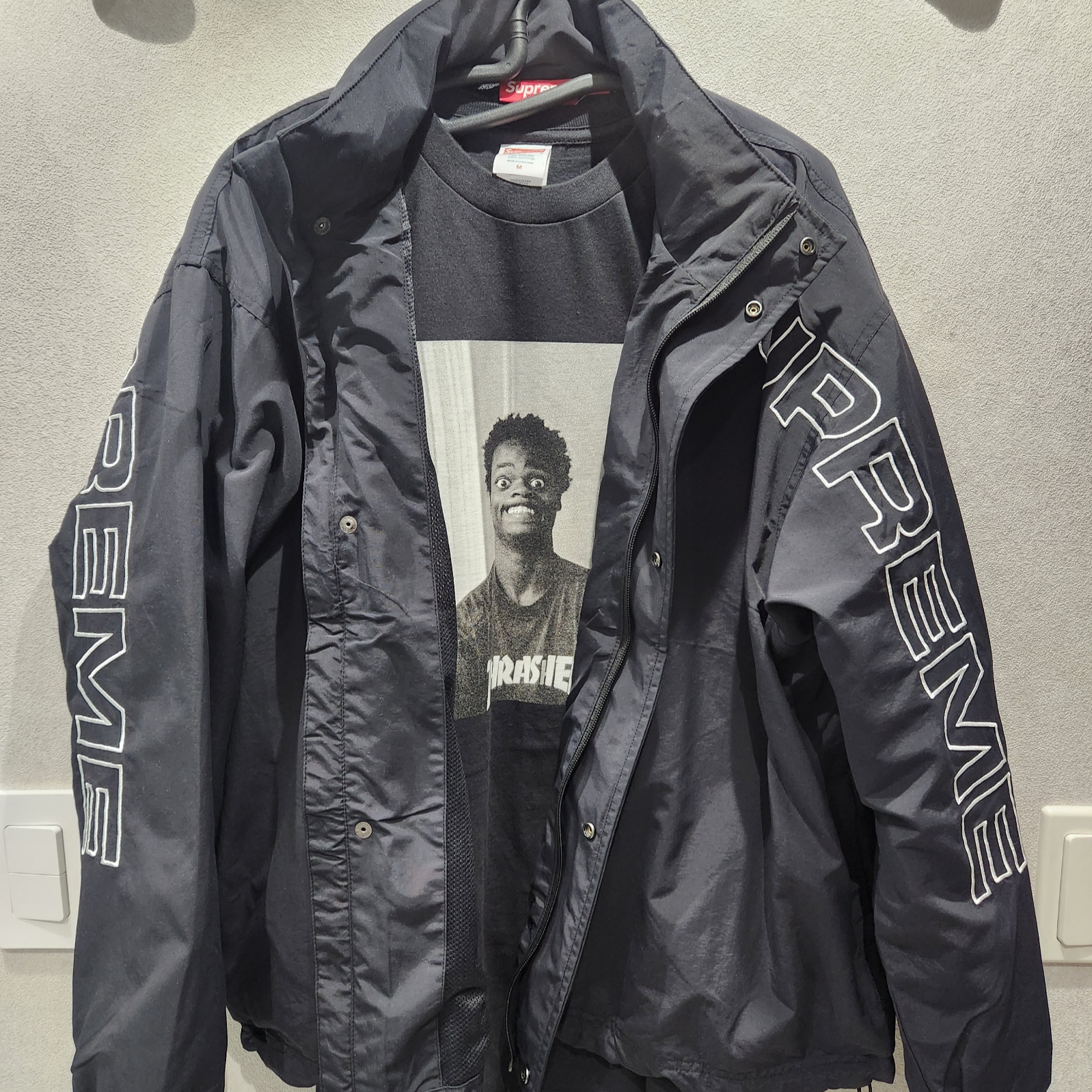 Supreme Spellout Embroidered Track Jacket Black - 24FW, Supreme x Thrasher Harold T-Shirt Black - 24FW 착용 스타일