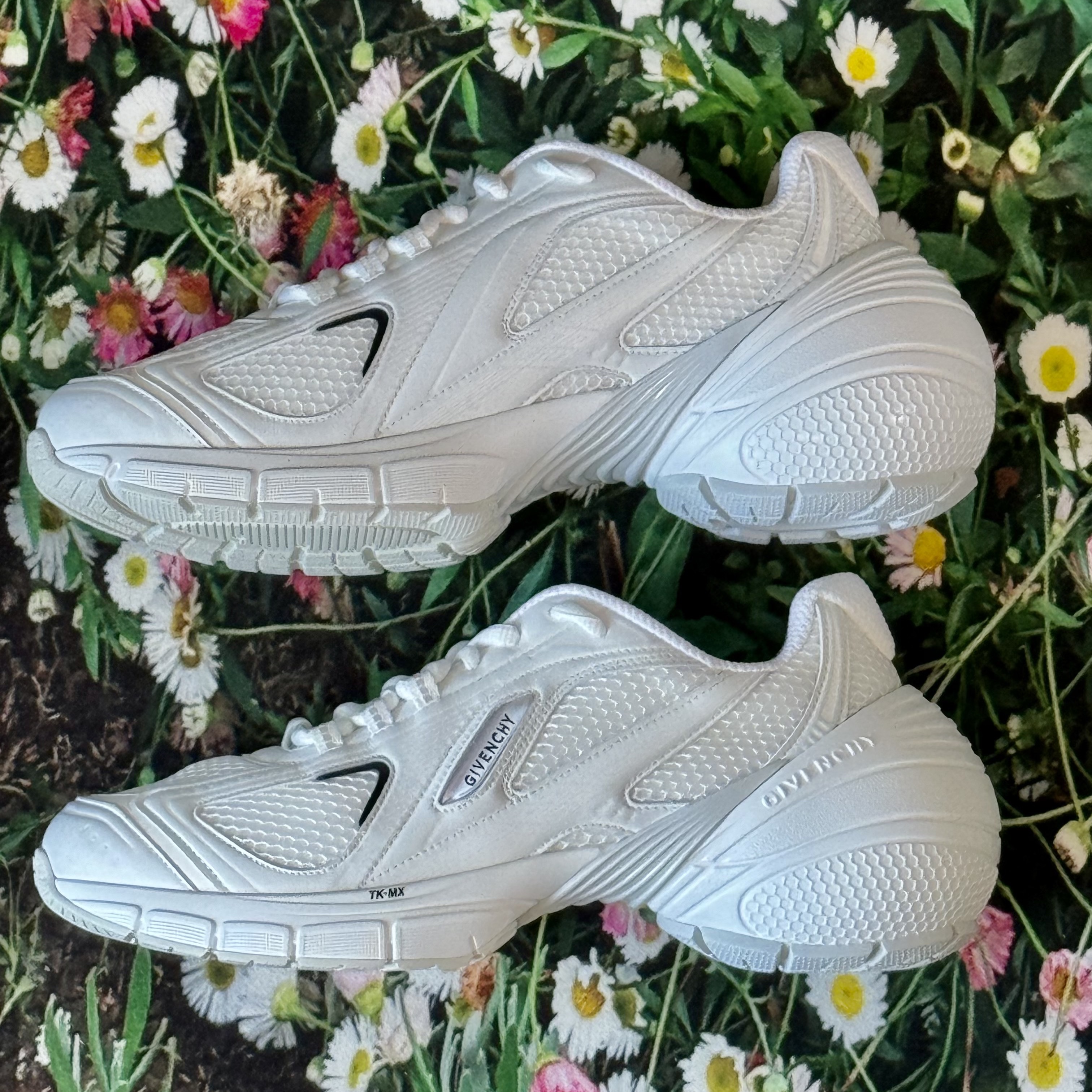 Givenchy TK-MX Runner Sneakers in Mesh Ivory, Givenchy TK-MX Runner Sneakers in Mesh Black 착용 스타일 - 5