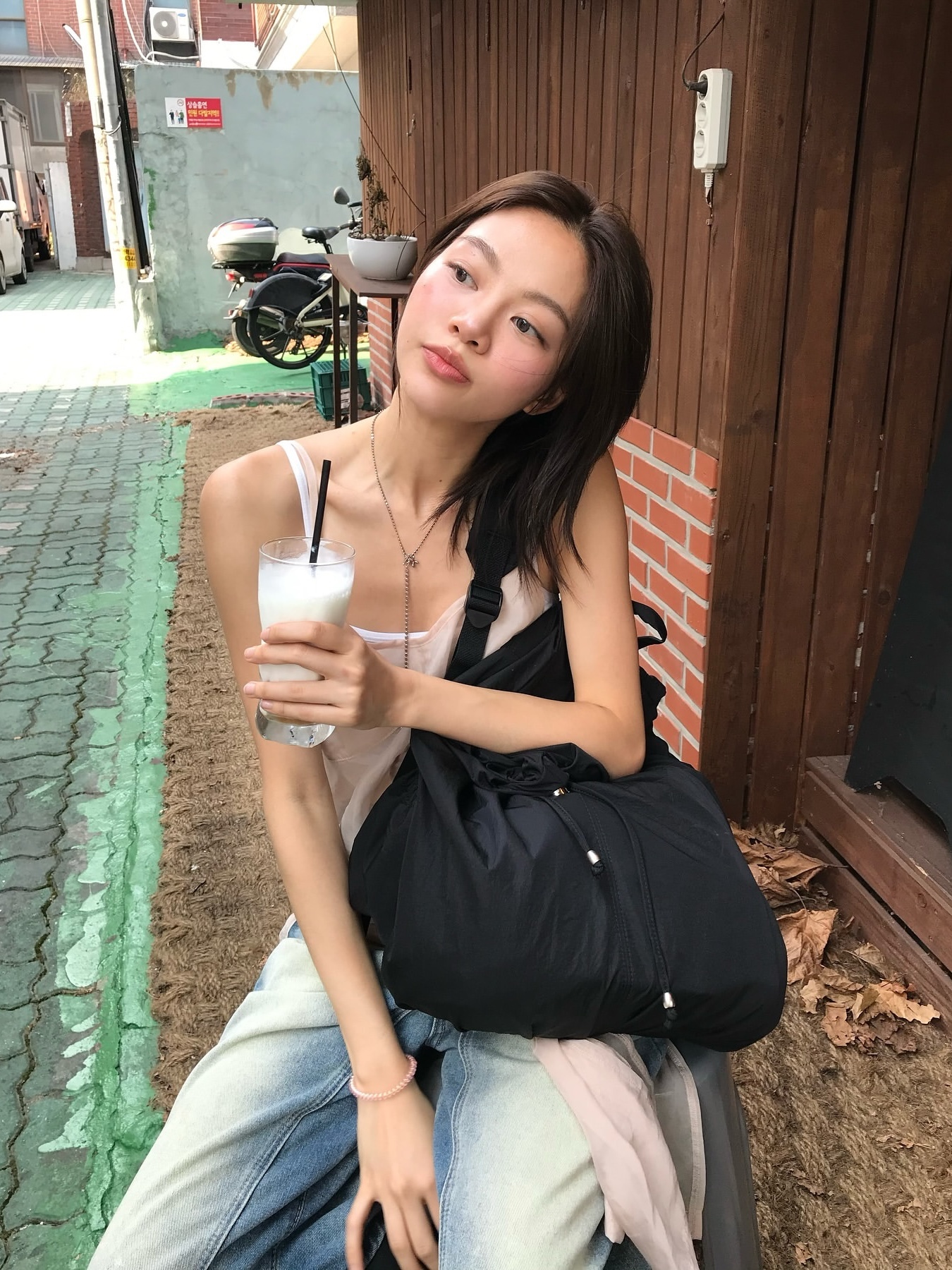 ACOC Blooming Backpack Black 착용 스타일 - 1