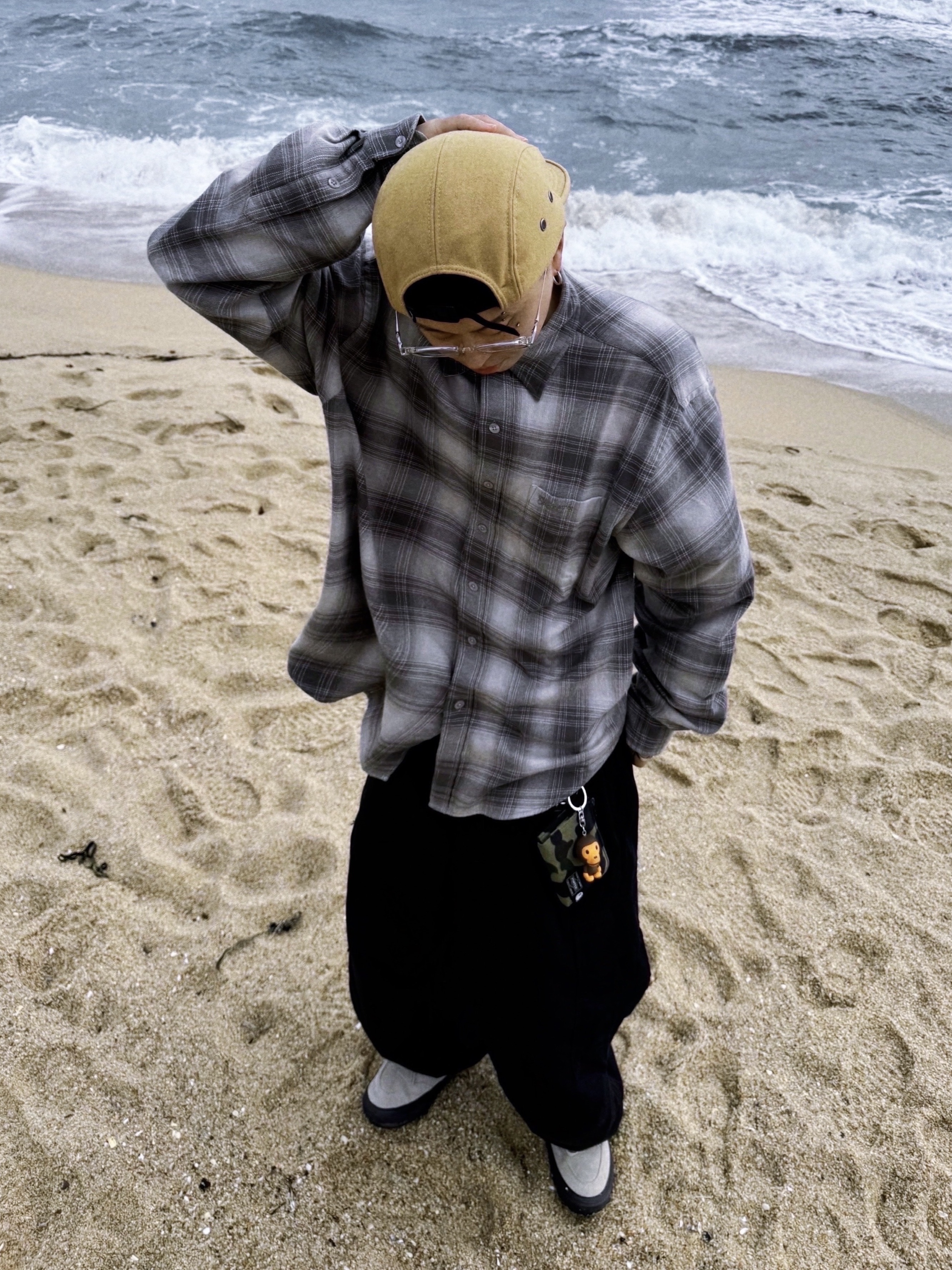 Vans x Dime Skate Half Cab '92 Dime Tan, Carhartt WIP Cole Cargo Pants Black Garment Dyed 착용 스타일 - 1