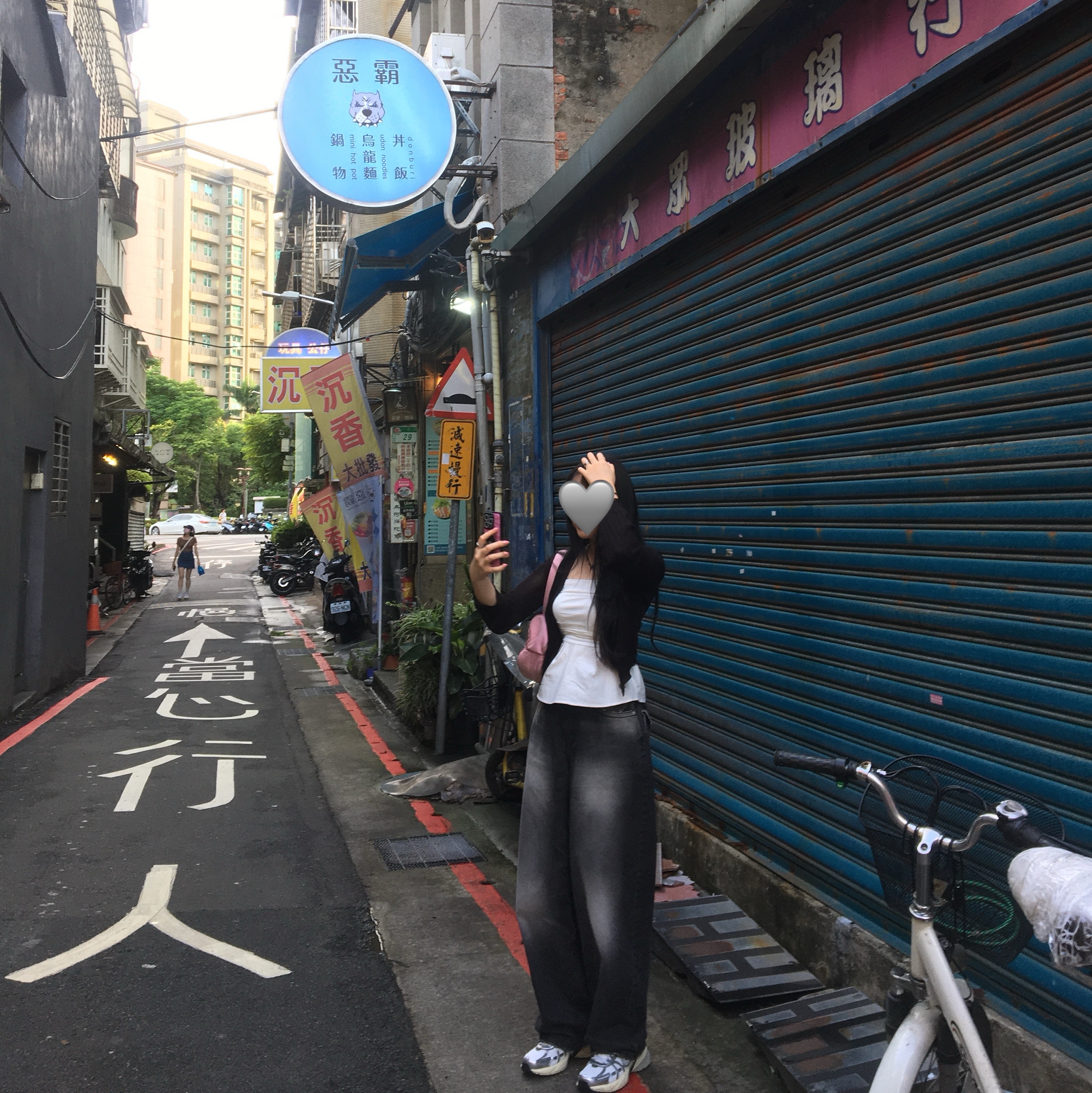 Nike V2K Run Summit White Metallic Silver, Matin Kim Madeleine Round Bag Pink 착용 스타일 - 2